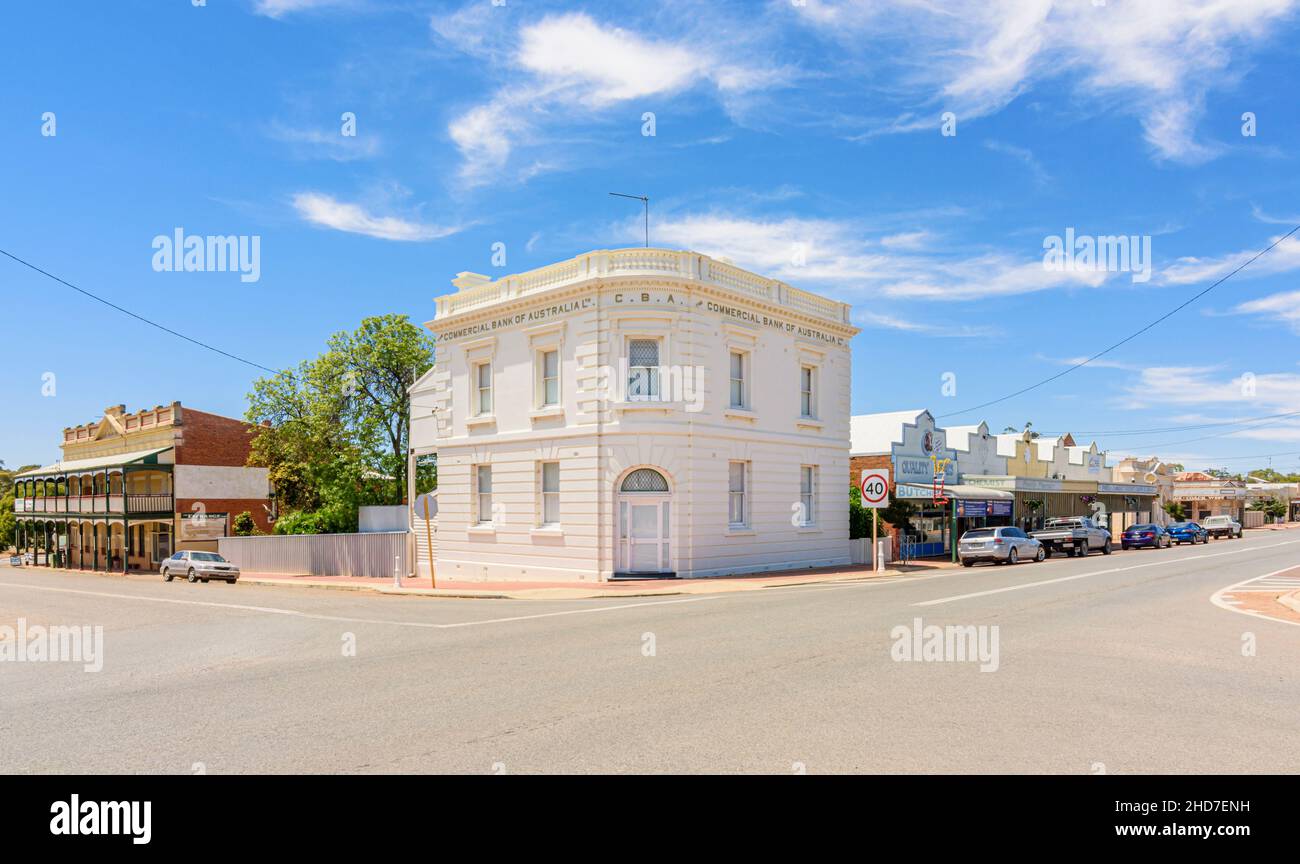 Country Town strada principale con la Commercial Bank of Australia costruito nel 1911, Pingelly, Australia Occidentale, Australia Foto Stock
