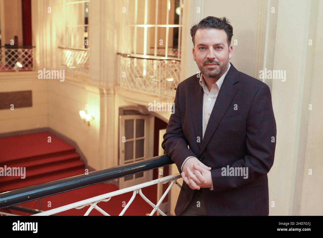 04 gennaio 2022, Berlino: James Gaffigan, nuovo Direttore Generale di Musica della Komische Oper. Gaffigan assumerà il suo nuovo ruolo all'inizio della stagione 2023/24. Foto: Jörg Carstensen/dpa Foto Stock