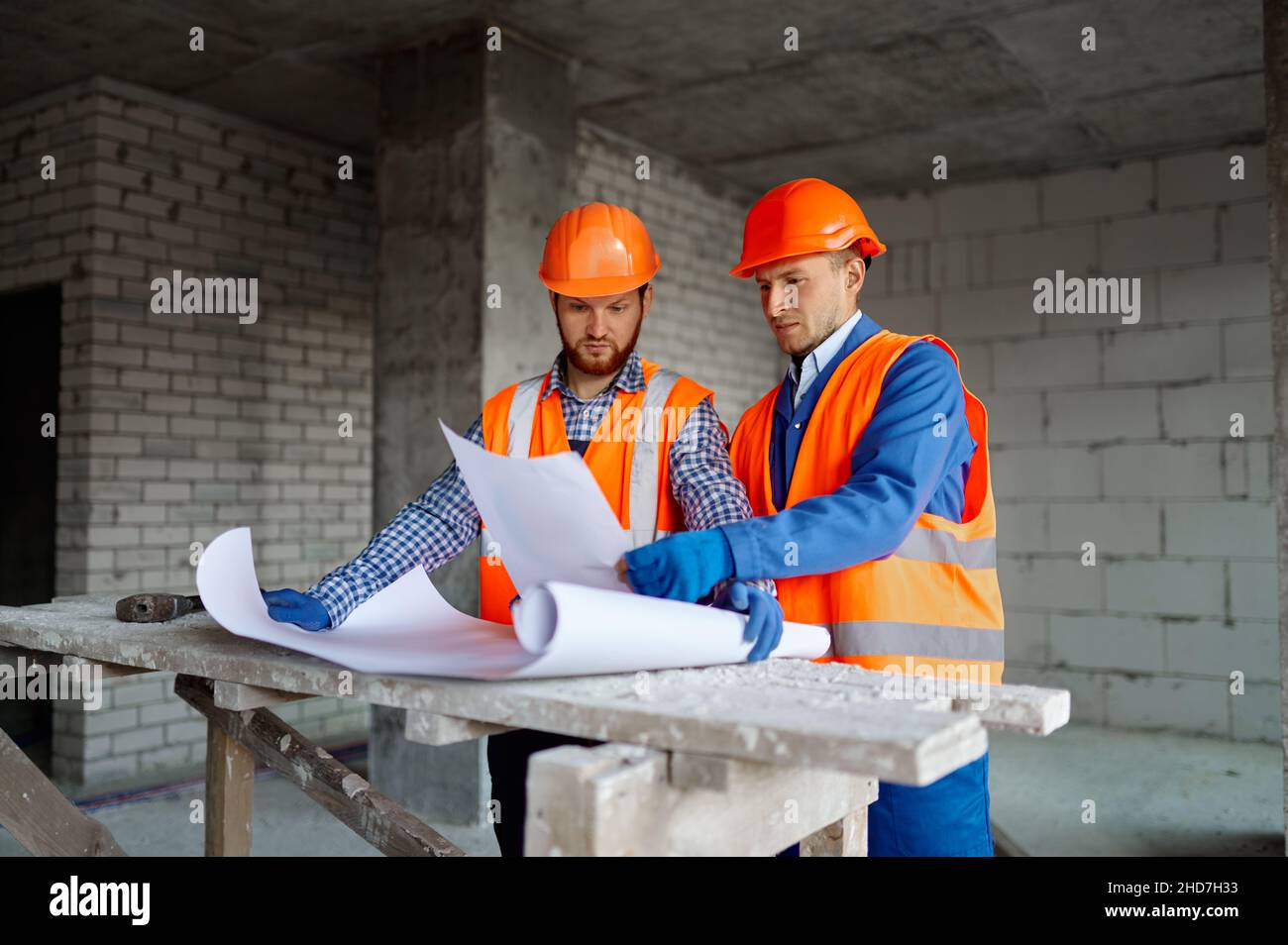 Costruttore lavoratore con progetto in appartamento interno Foto Stock