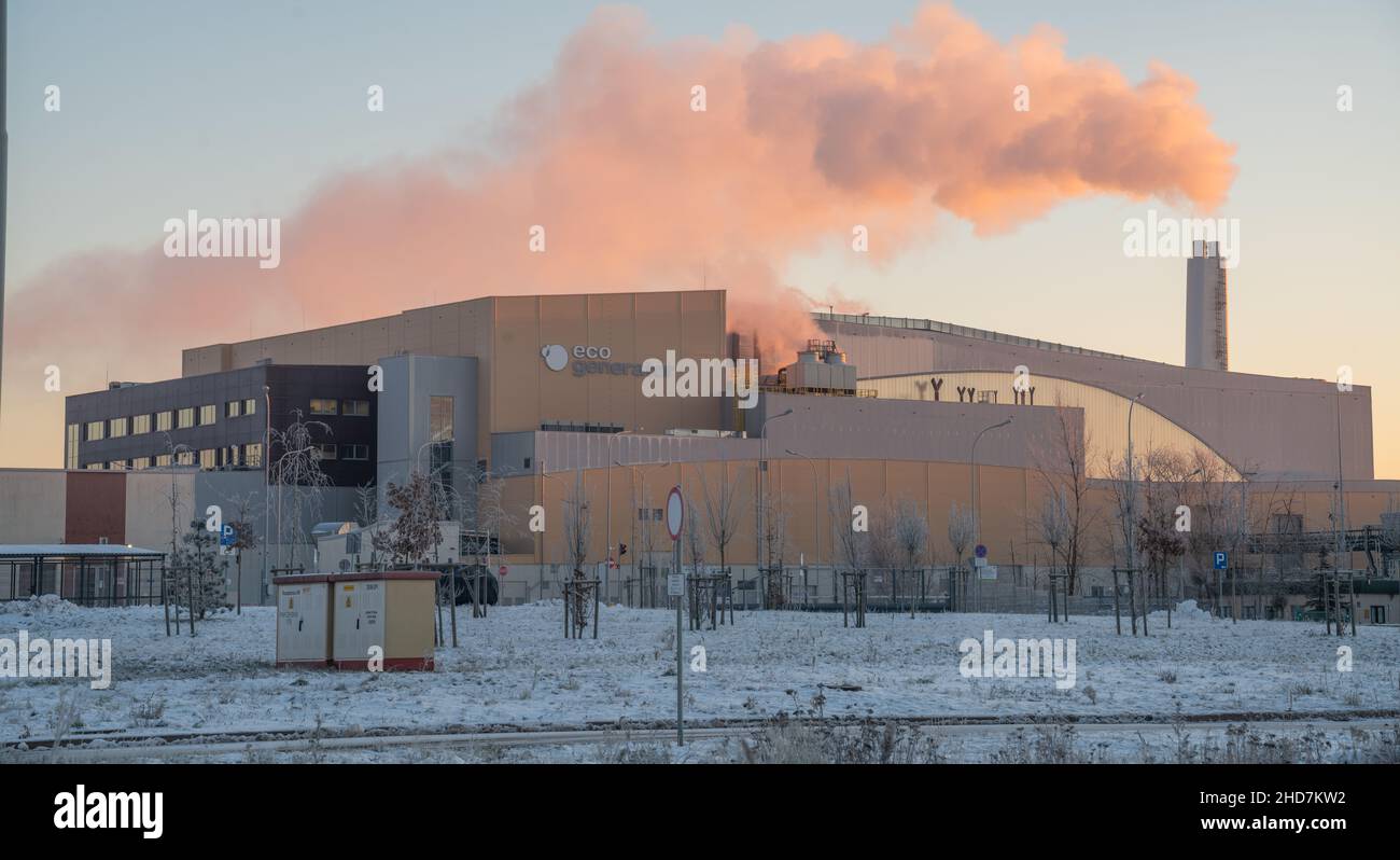 Moderno impianto di incenerimento dei rifiuti che funge anche da impianto di teleriscaldamento durante una fredda mattinata invernale Foto Stock