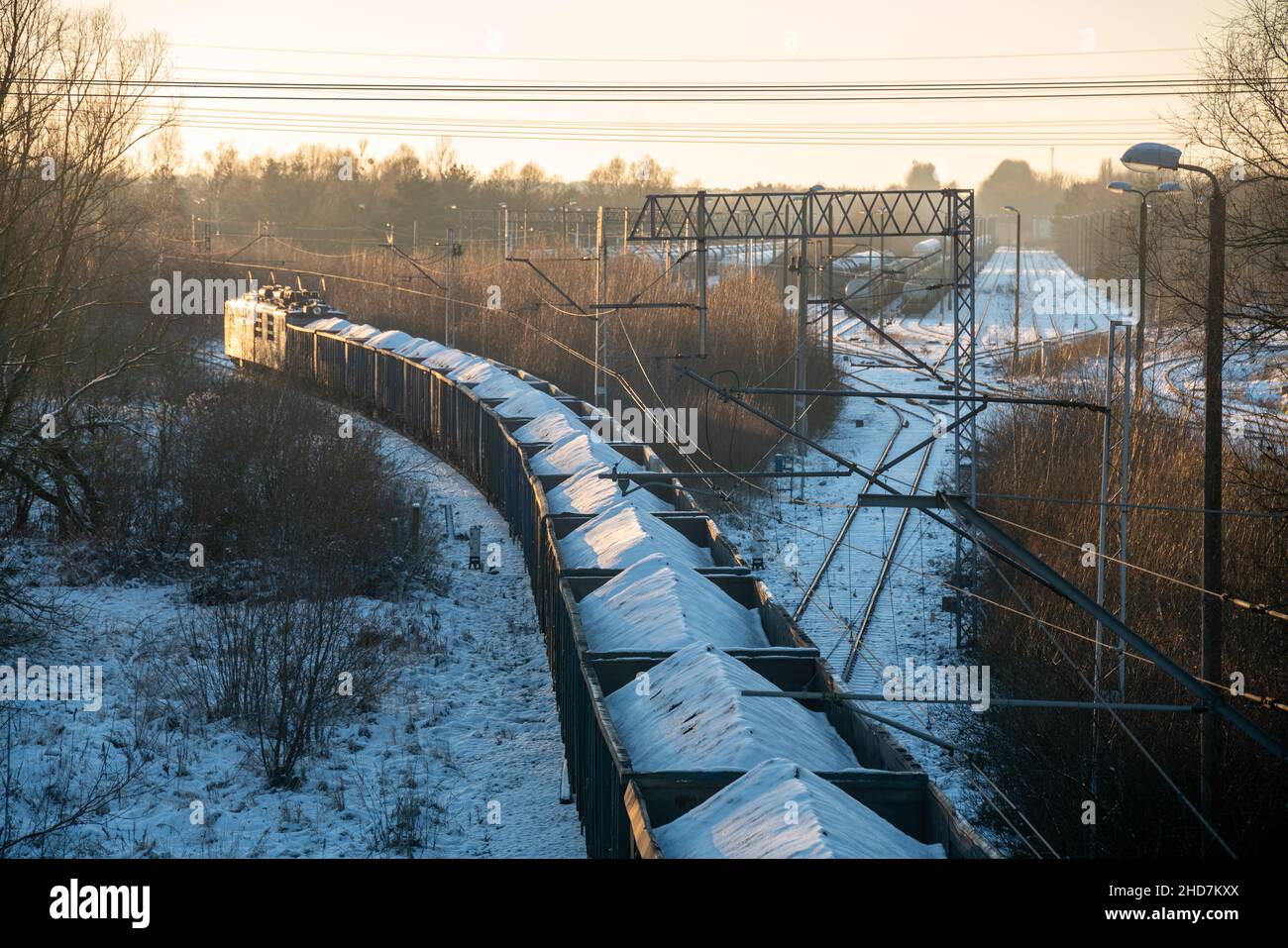 locomotiva elettrica che spinge le auto a carbone verso la centrale durante un inverno molto freddo Foto Stock