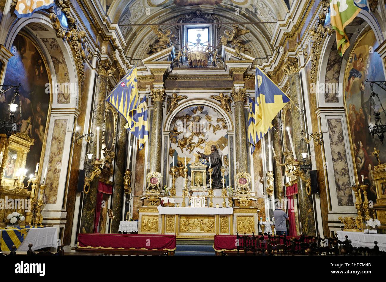 Chiesa di Siena abbellita dalla bandiera della Contrada durante il Palio di Siena. Foto Stock