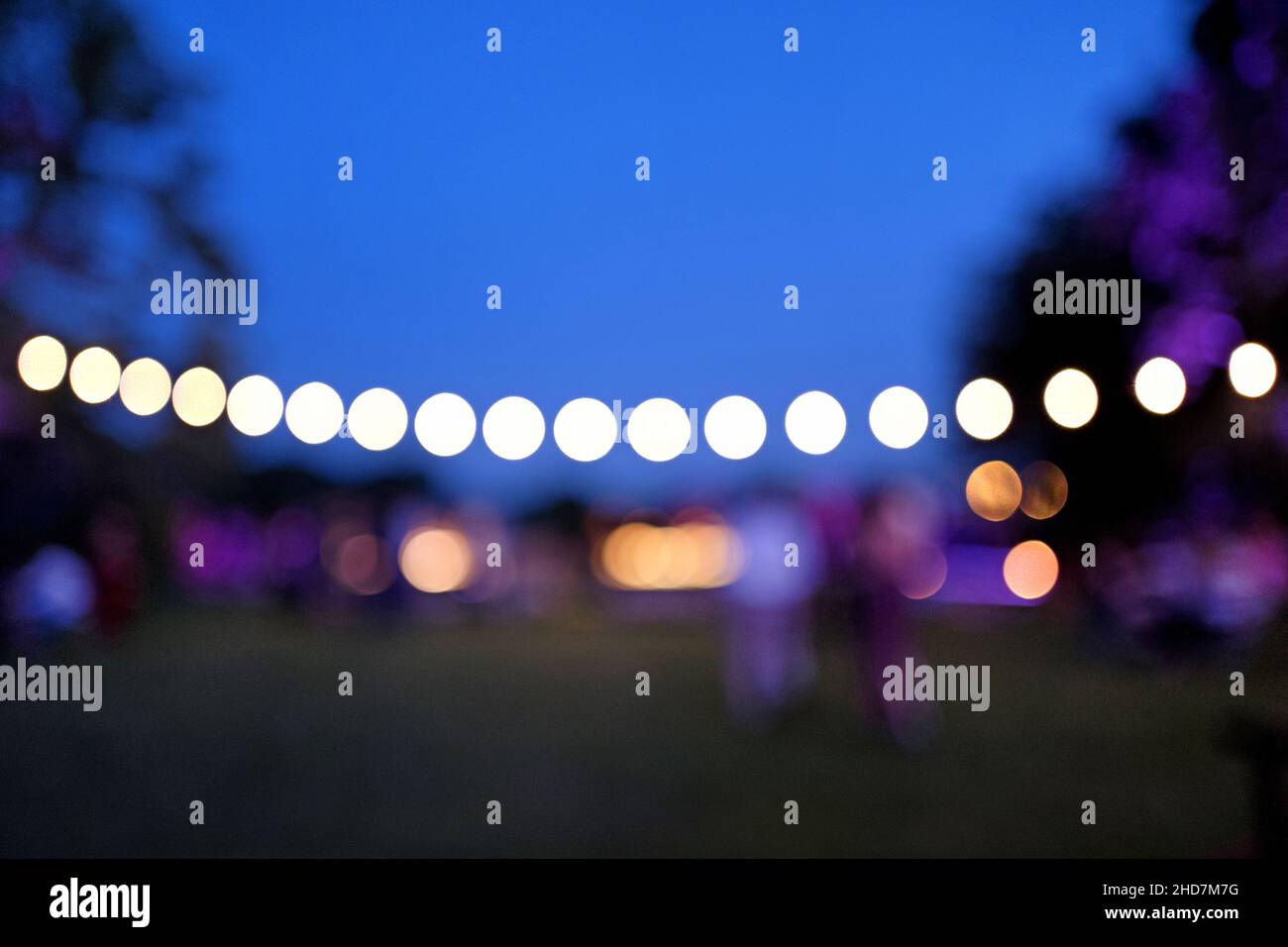 Blurry casa del giardino notte partito in una notte d'estate Foto Stock