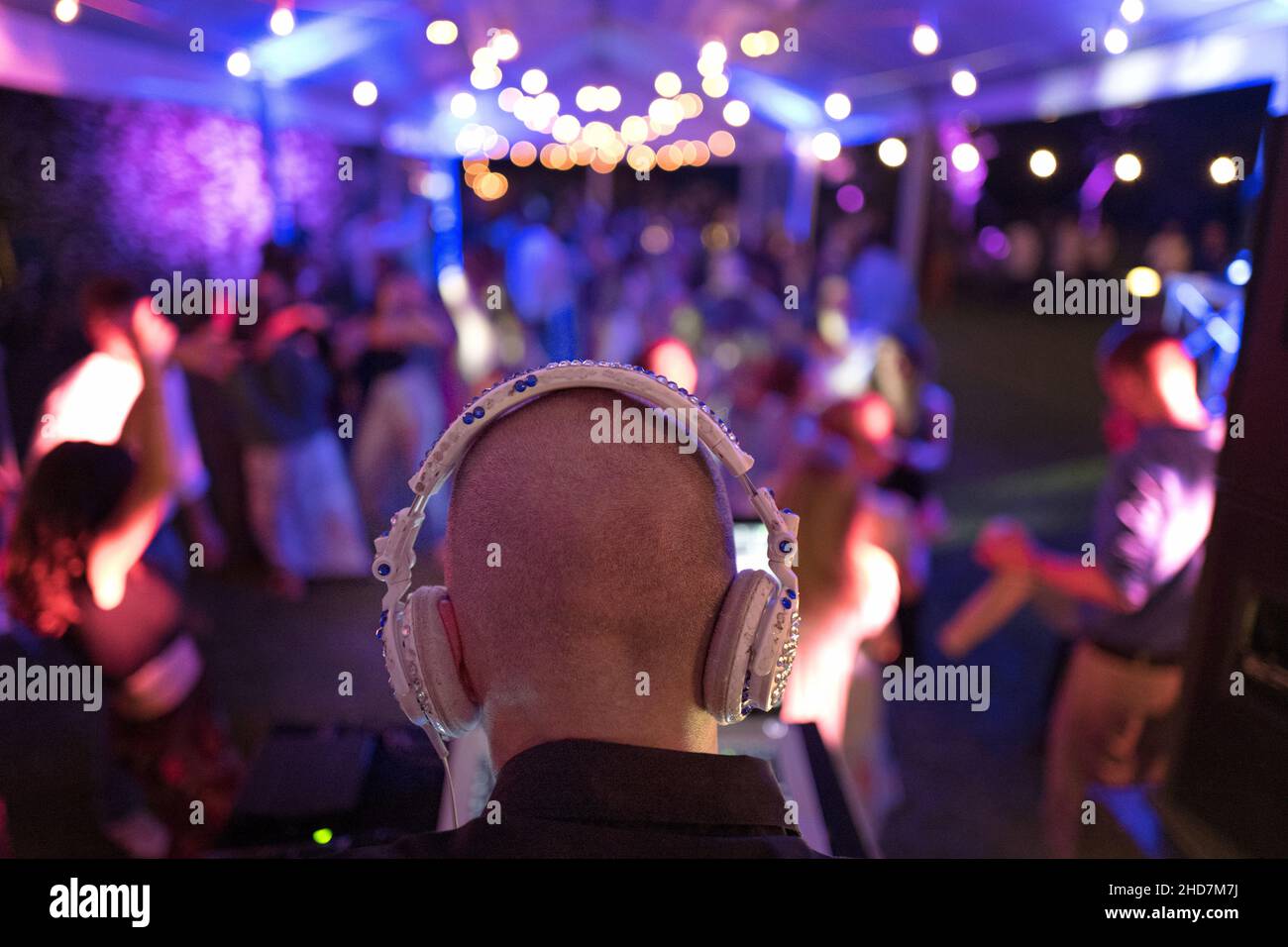 Musica deejay con cuffie su una casa giardino notte party Foto Stock