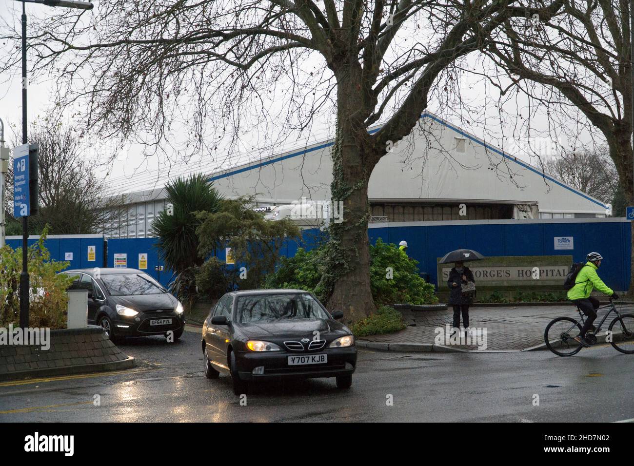 Londra, UK, 4 gennaio 2022: I lavori di costruzione proseguono sul marquee di "mini Nightingale" di capacità di pompaggio in costruzione nel parcheggio dell'ospedale St George's Hospital, Tooting. I lavoratori in vista hanno stimato che ci vorrà almeno altre due settimane per essere pronti, poiché i cubicoli sono in corso di messa in atto e pavimenti ed elettrici non sono nemmeno cominciati. Ci sono alcuni segnali che i livelli di infezioni da omicron si stanno livellando a Londra, ma potrebbero aumentare di nuovo quando le scuole si riaprono. Anna Watson/Alamy Live News Foto Stock