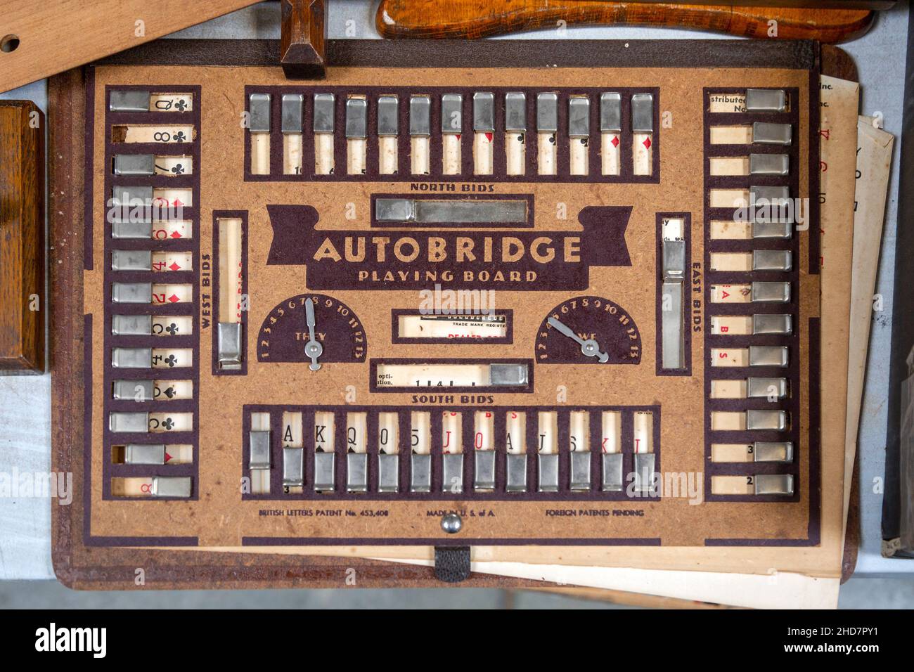 Autobridge giocare carte bordo vintage gioco contratto ponte prodotto in mostra presso la sala d'asta, Regno Unito Foto Stock
