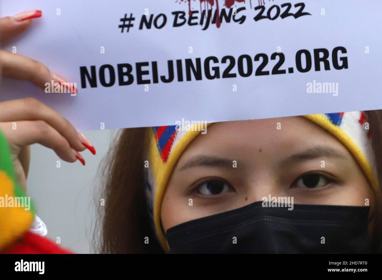 Bruxelles, Belgio. 4th Jan 2022. Un attivista per i diritti umani viene raffigurato durante una manifestazione presso la sede centrale dell'Unione europea per chiedere un boicottaggio dei Giochi olimpici invernali di Pechino 2022. La Cina ospiterà i Giochi Olimpici e Paralimpici invernali del 2022 a febbraio. Bruxelles, Belgio, 4 gennaio 2022. (Credit Image: © Valeria Mongelli/ZUMA Press Wire) Credit: ZUMA Press, Inc./Alamy Live News Foto Stock