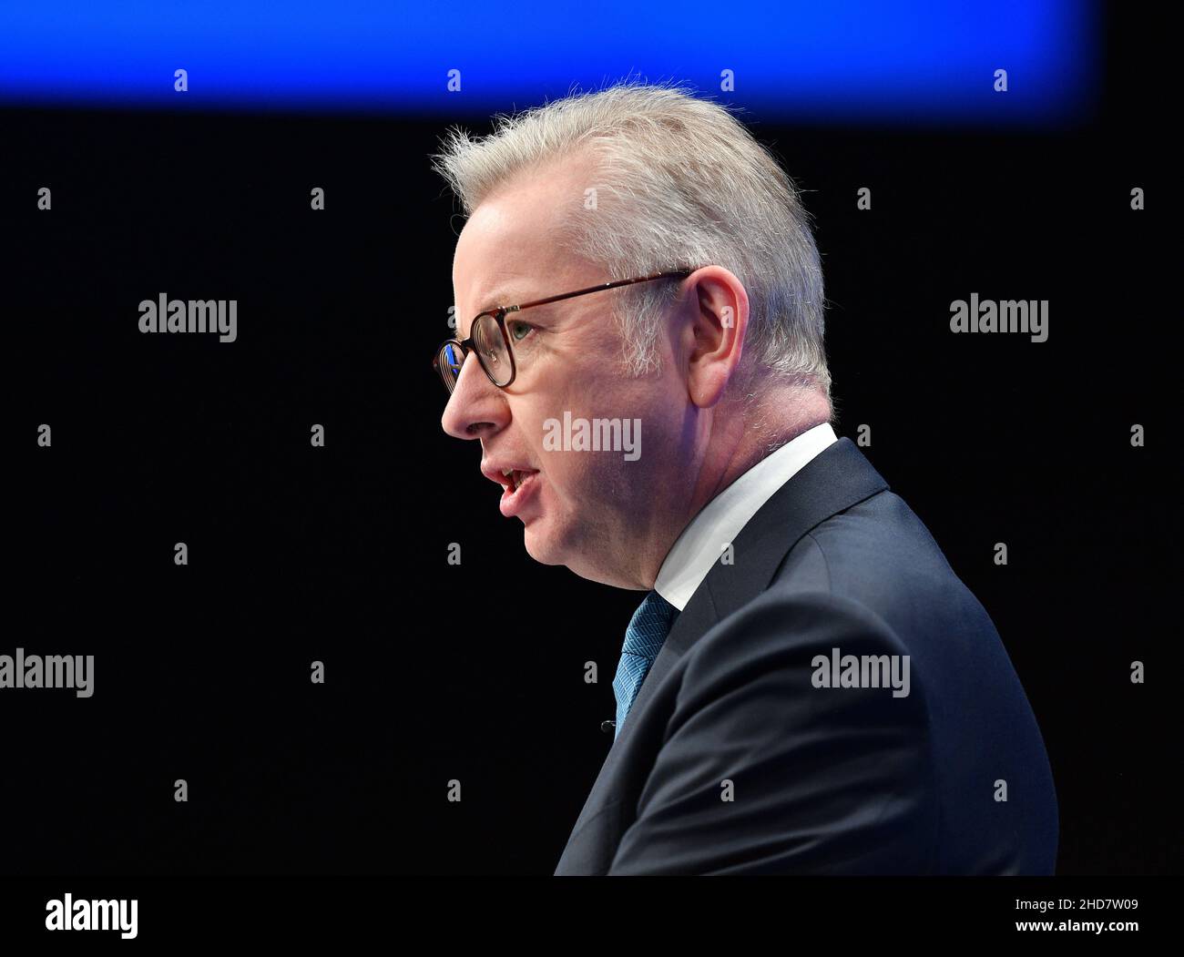 Un protester in un casco di polizia dimostra fuori dalla Conferenza dei conservatori 2021 a Manchester. Foto Stock