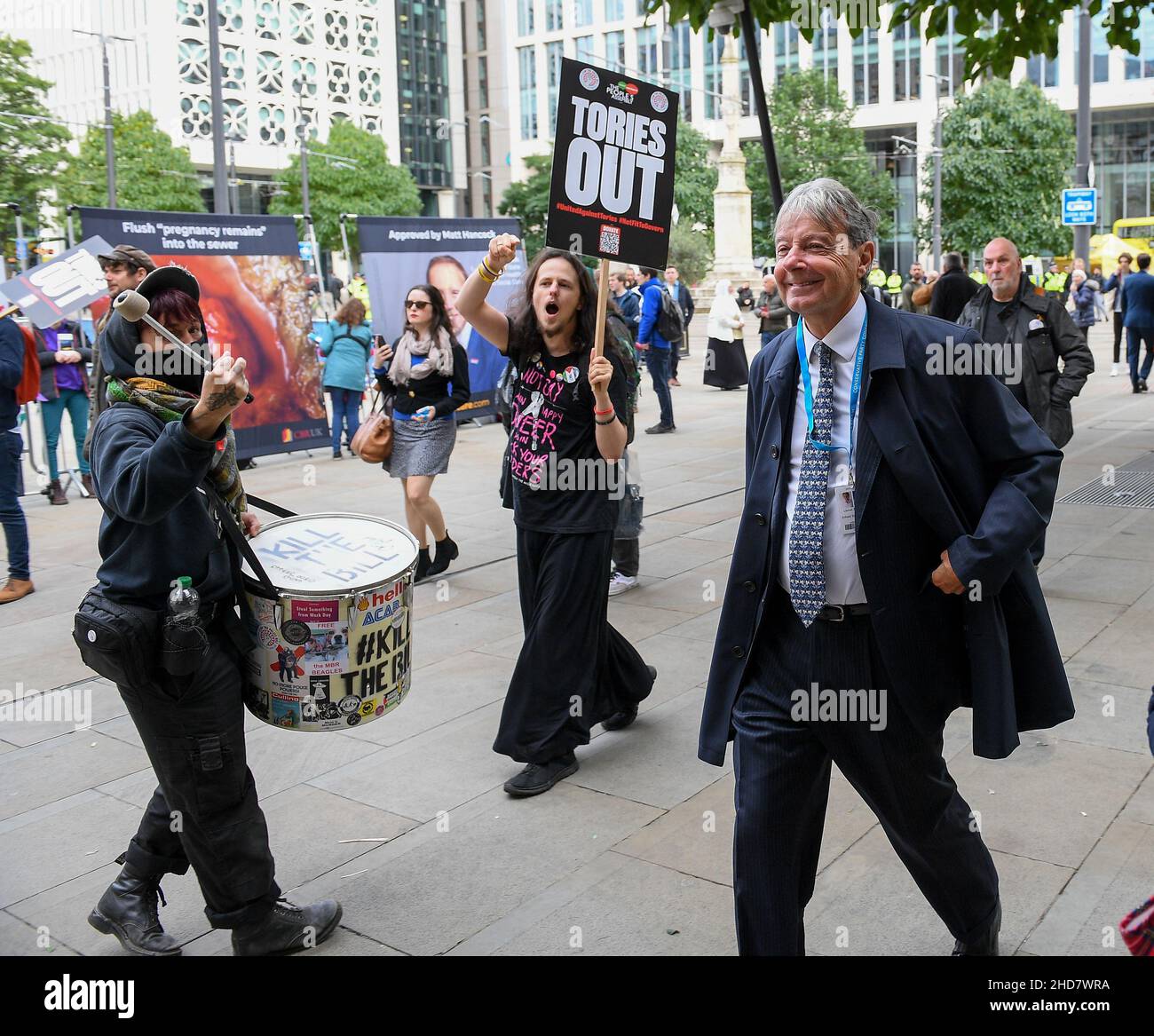 Un protester in un casco di polizia dimostra fuori dalla Conferenza dei conservatori 2021 a Manchester. Foto Stock