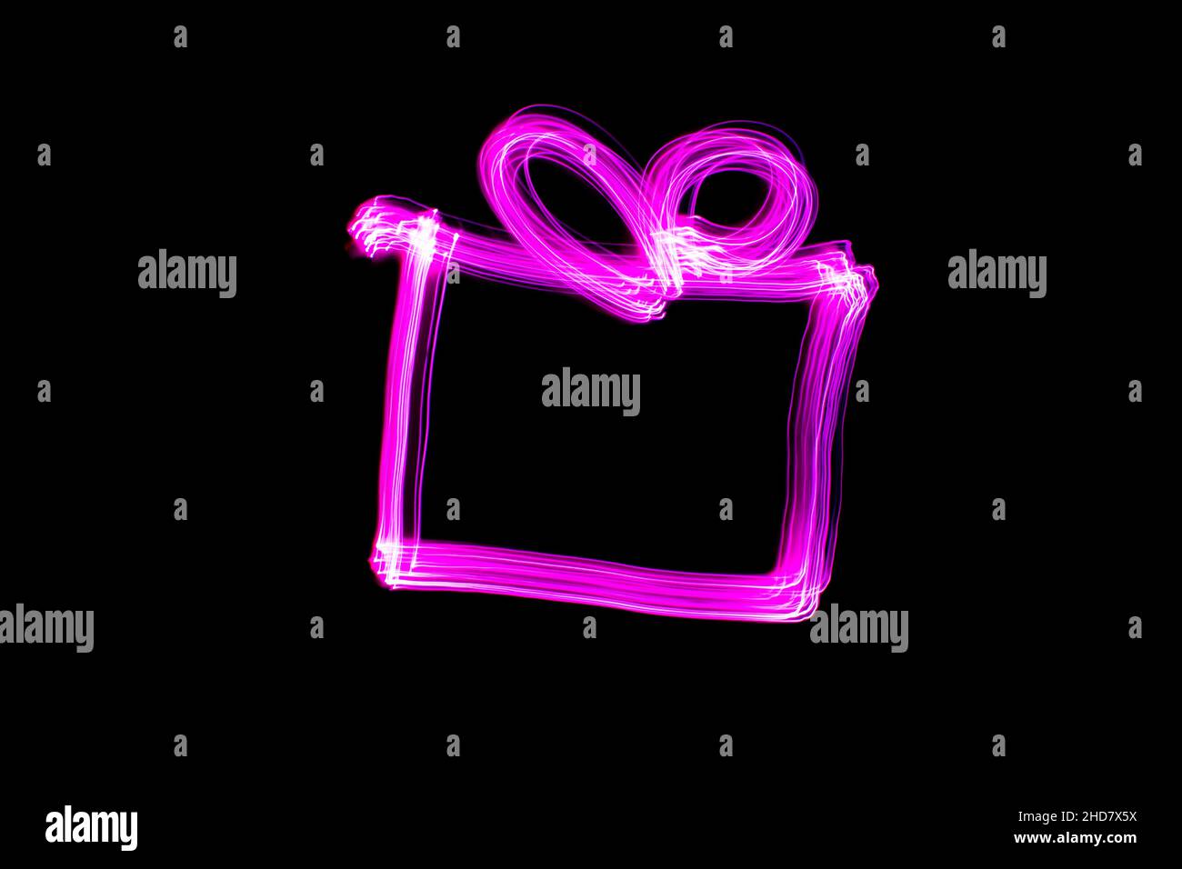 Scatola regalo neon, scatola regalo rosa disegnata con tecnica di pittura leggera su sfondo nero. Foto di San Valentino o Mother Day. Foto Stock