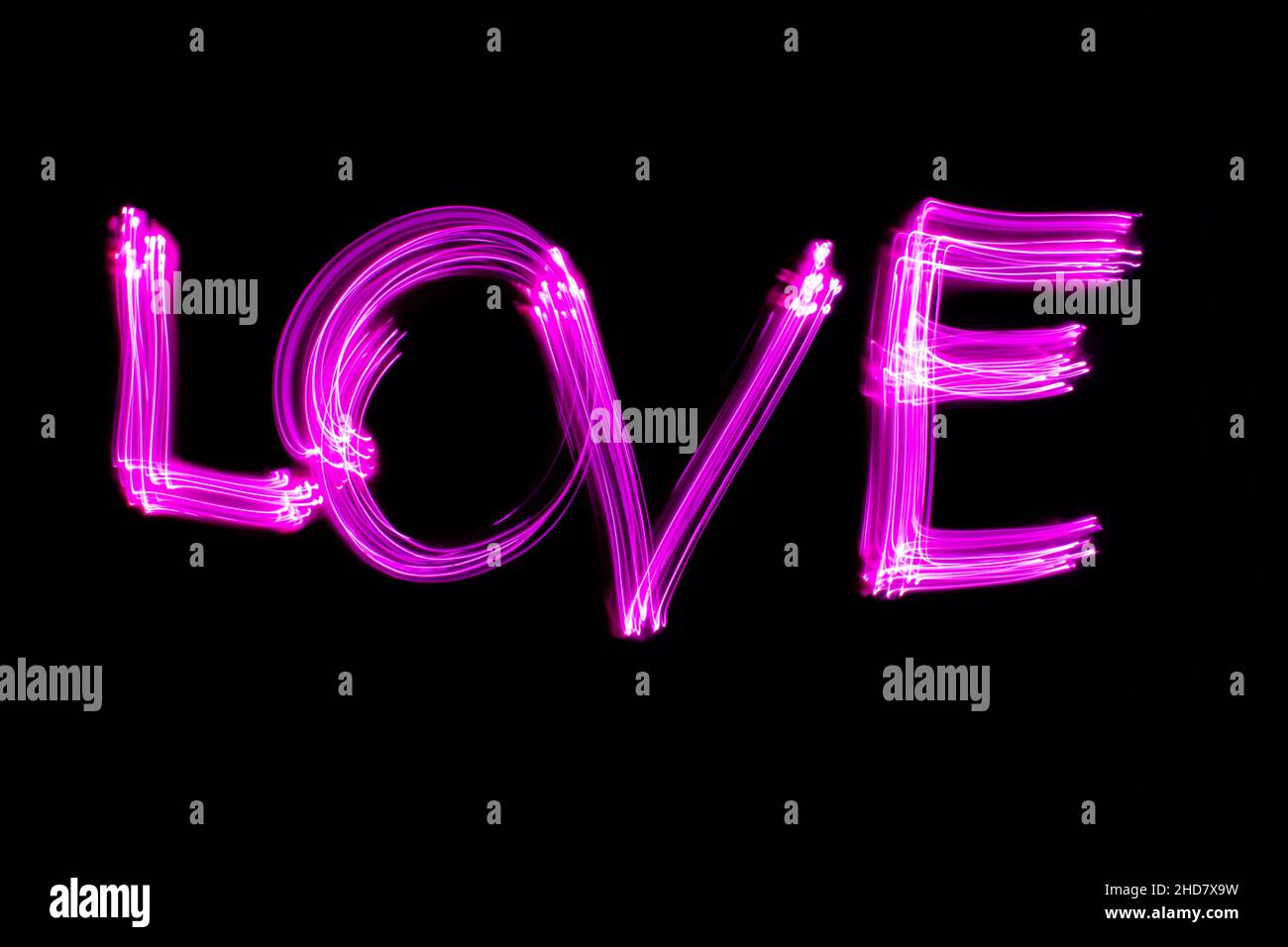 Neon love word, pittura chiara love word su sfondo nero. Foto di San Valentino. Foto Stock