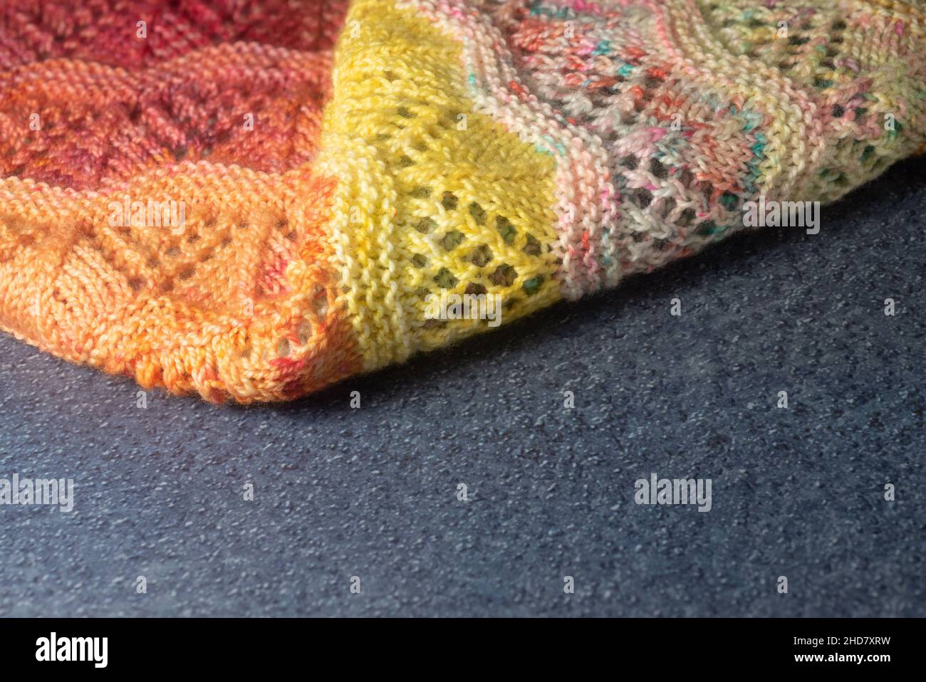 Indumento a maglia fatto a mano in un arcobaleno di colori Foto Stock