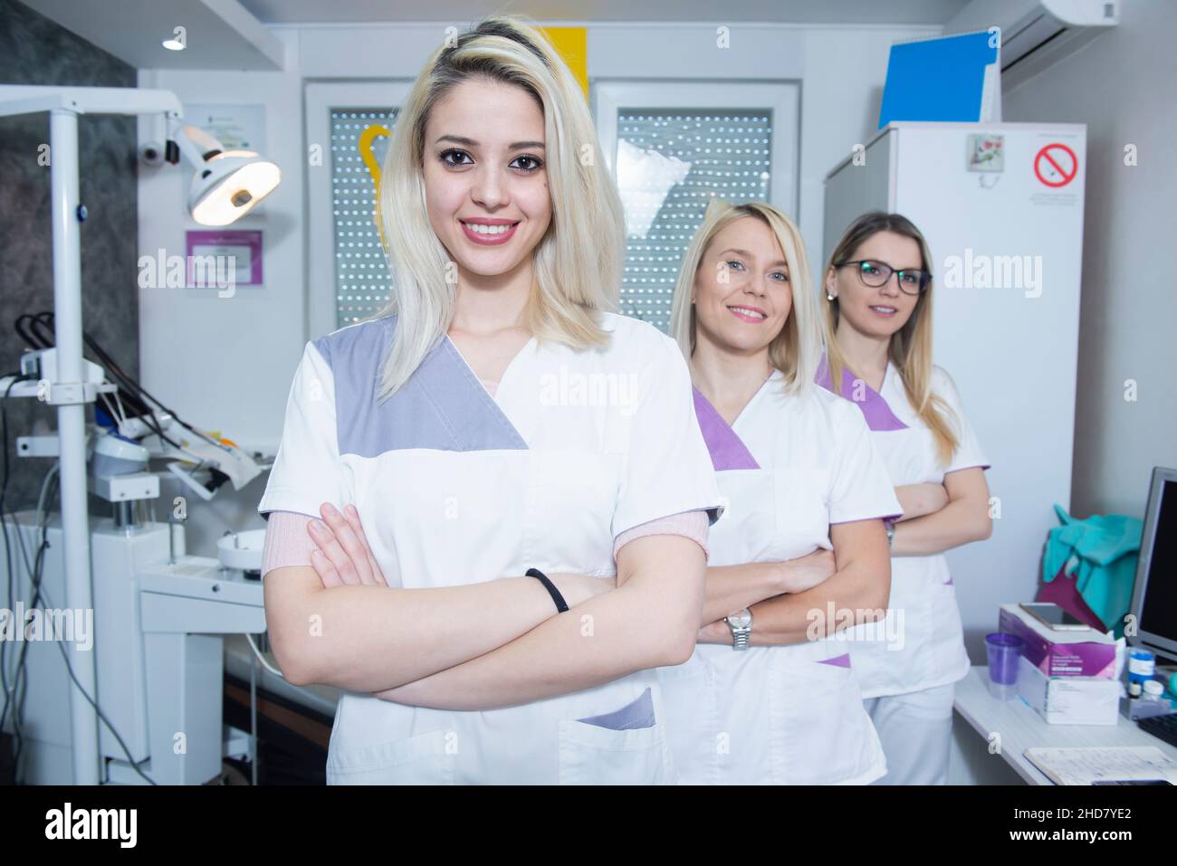 Squadra dentale femminile in piedi insieme Foto Stock