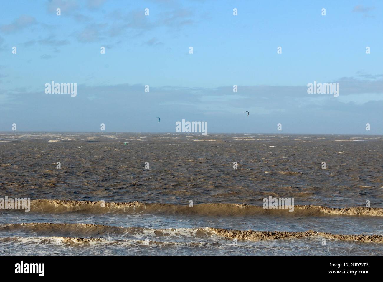 kite boarders a burnham on sea somerset inghilterra uk Foto Stock