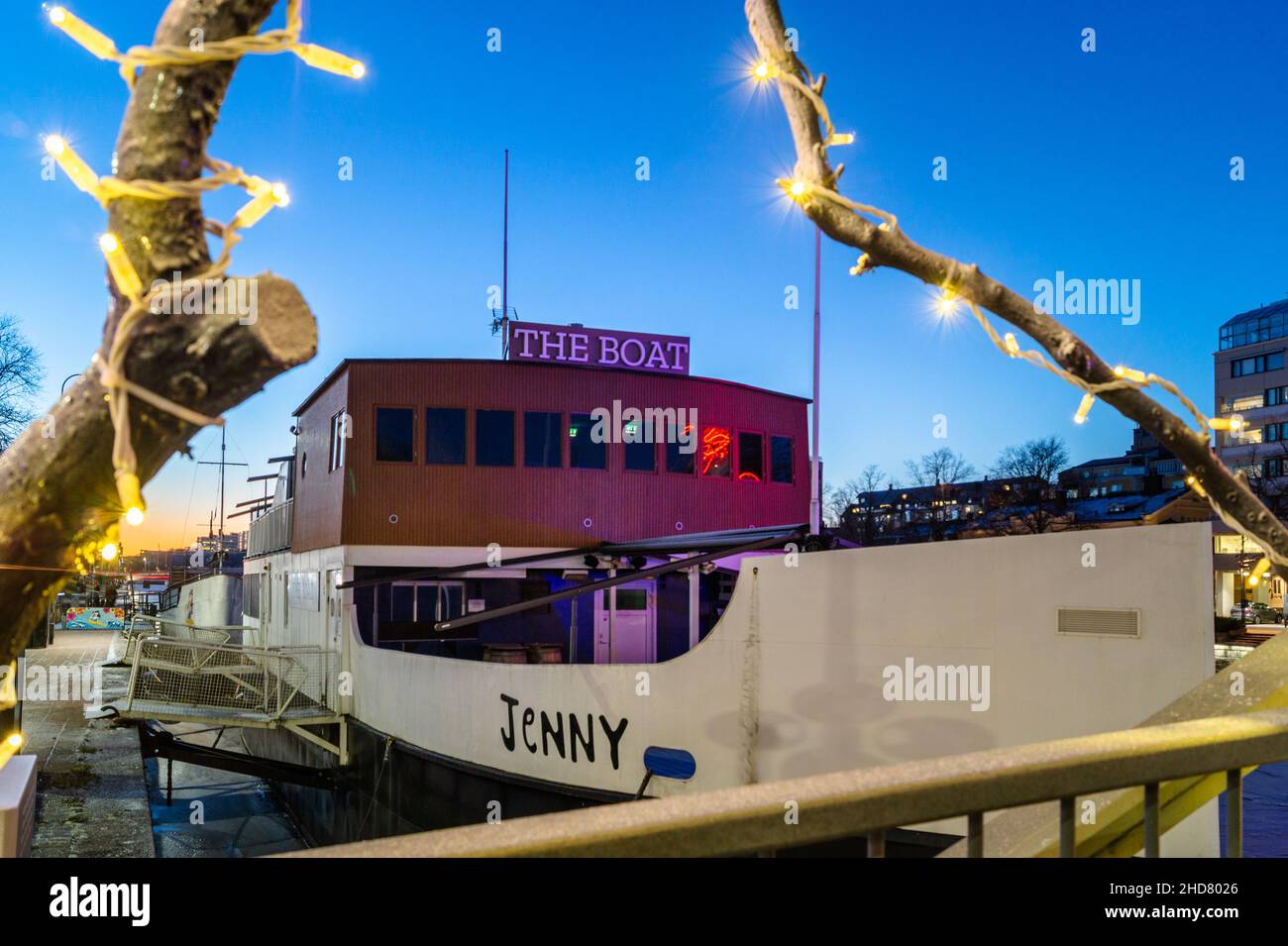 Turku, Finlandia - 21 dicembre 2021: Primo piano Vista di Ravintolleralaiva la barca, una nave ancorata in modo permnante usata come ristorante conosciuto localmente come la barca Foto Stock