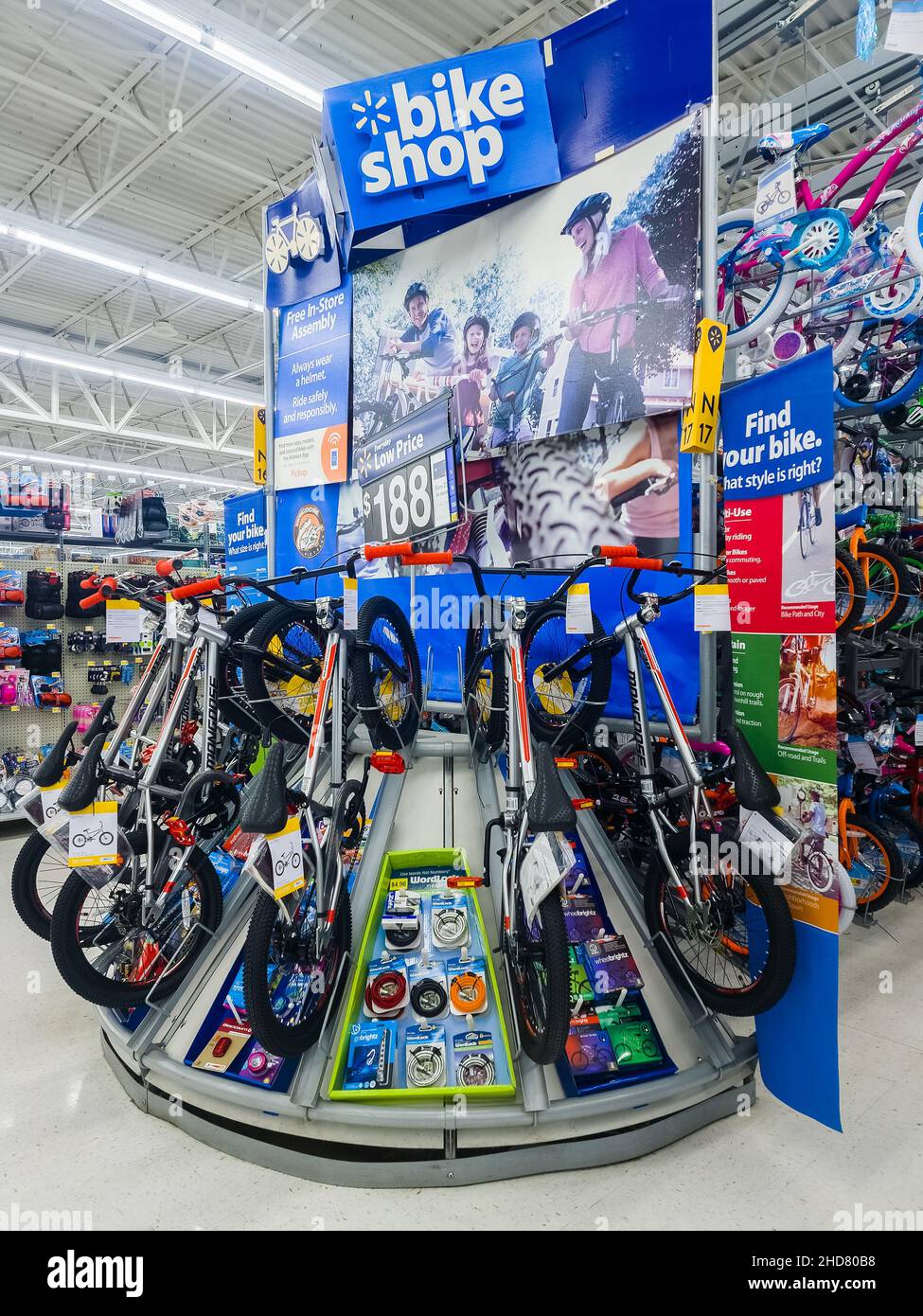 New Hartford, New York - 3 gennaio 2022: Vista ampia verticale del reparto biciclette del Walmart Supercenter Foto Stock