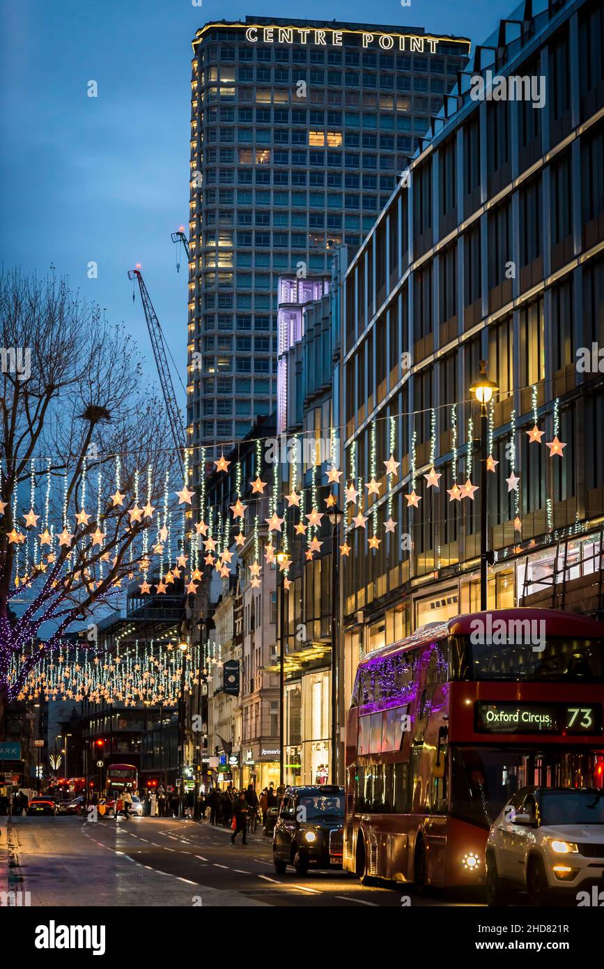 Oxford Street, una famosa via dello shopping con luci di Natale illuminate, Londra, Inghilterra, Regno Unito Foto Stock