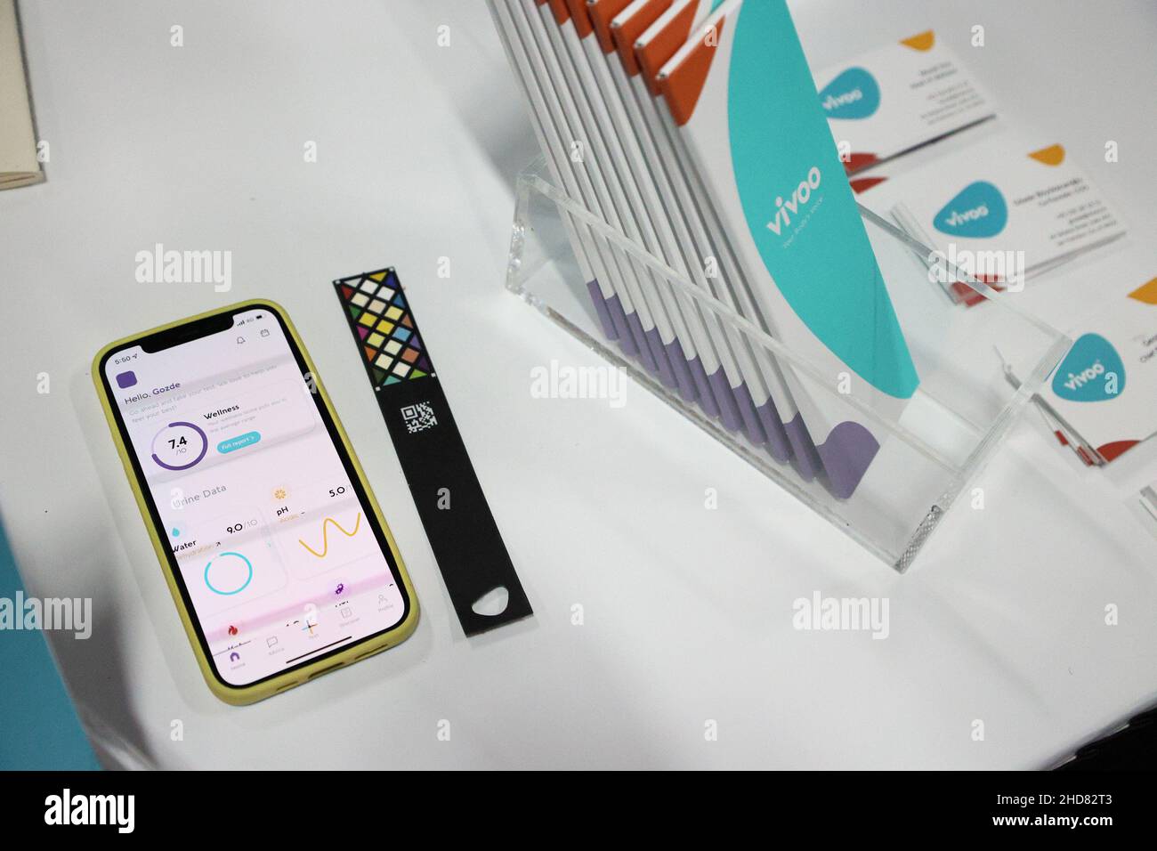 Las Vegas, Stati Uniti. 04th Jan 2022. Una vista delle strisce di analisi delle urine di Vivoo e dell'app in mostra durante il CES internazionale 2022, al Mandalay Bay Convention Center a Las Vegas, Nevada, Lunedi, 3 gennaio 2022. Foto di James Atoa/UPI Credit: UPI/Alamy Live News Foto Stock