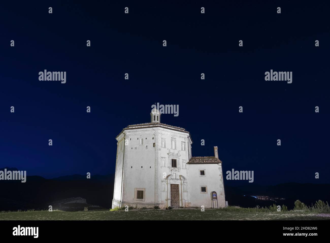 Veduta notturna della Chiesa di Santa Maria della Pietà, Calascio, Abruzzo, Italia, Europa Foto Stock