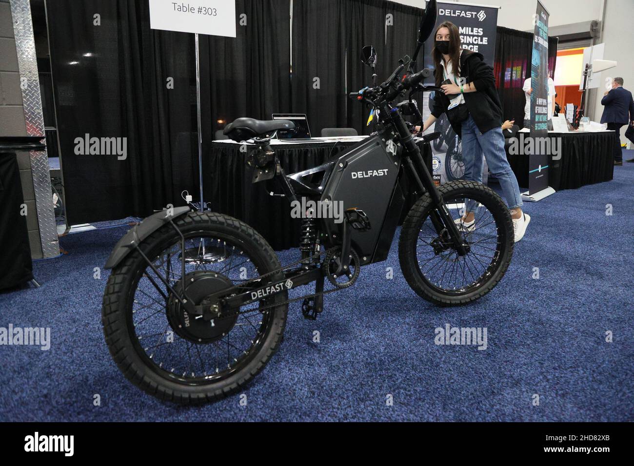 Las Vegas, Stati Uniti. 04th Jan 2022. Una veduta della bicicletta elettrica piu' veloce del mondo di Delfast, in mostra durante il CES Internazionale del 2022, al Mandalay Bay Convention Center a Las Vegas, Nevada, Lunedi, 3 Gennaio 2022. La moto ha una velocità massima di 50mph e una portata di 200 miglia. Foto di James Atoa/UPI Credit: UPI/Alamy Live News Foto Stock