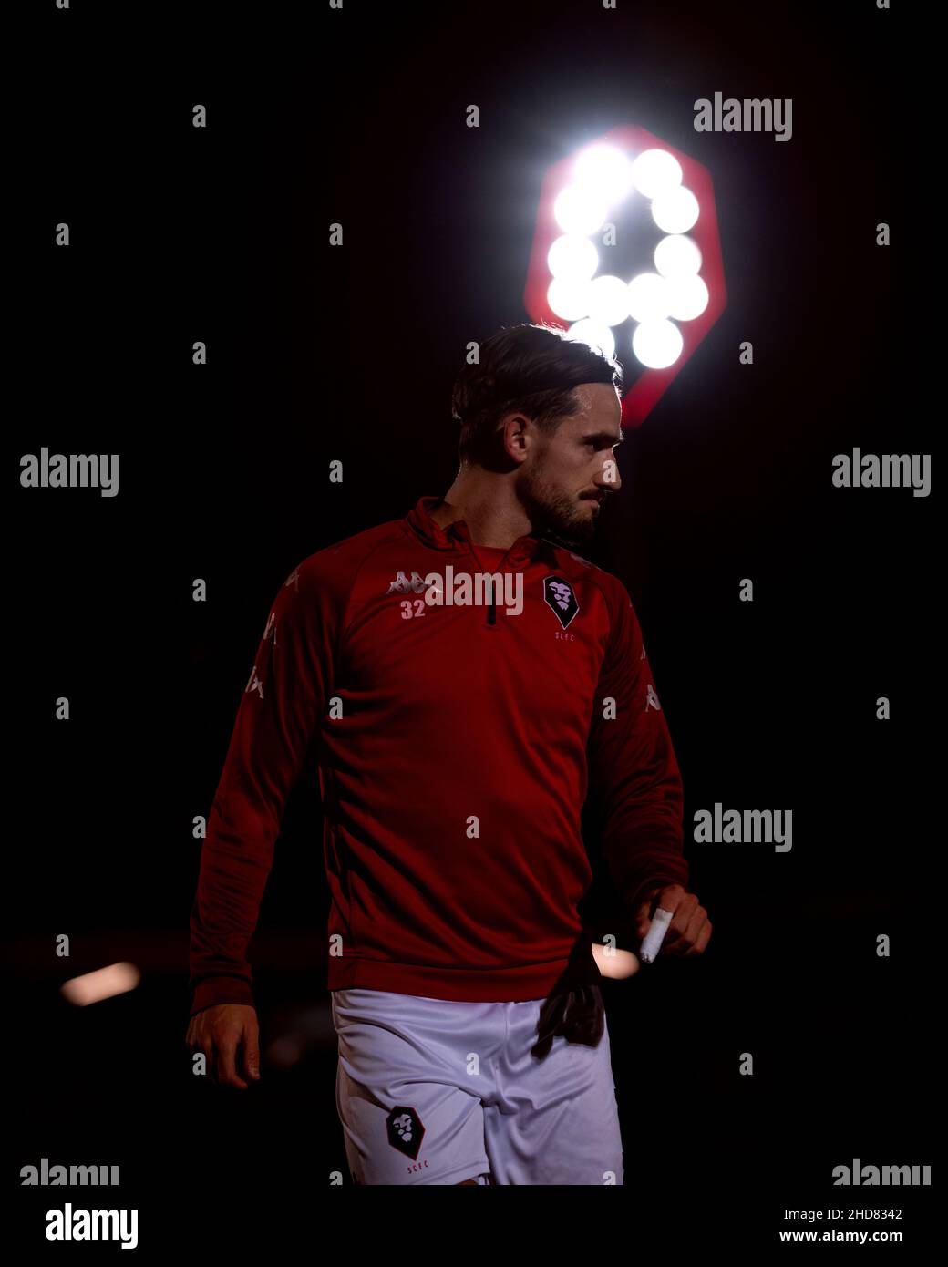 Liam Shepherd si riscalda per il Salford City FC. Foto Stock