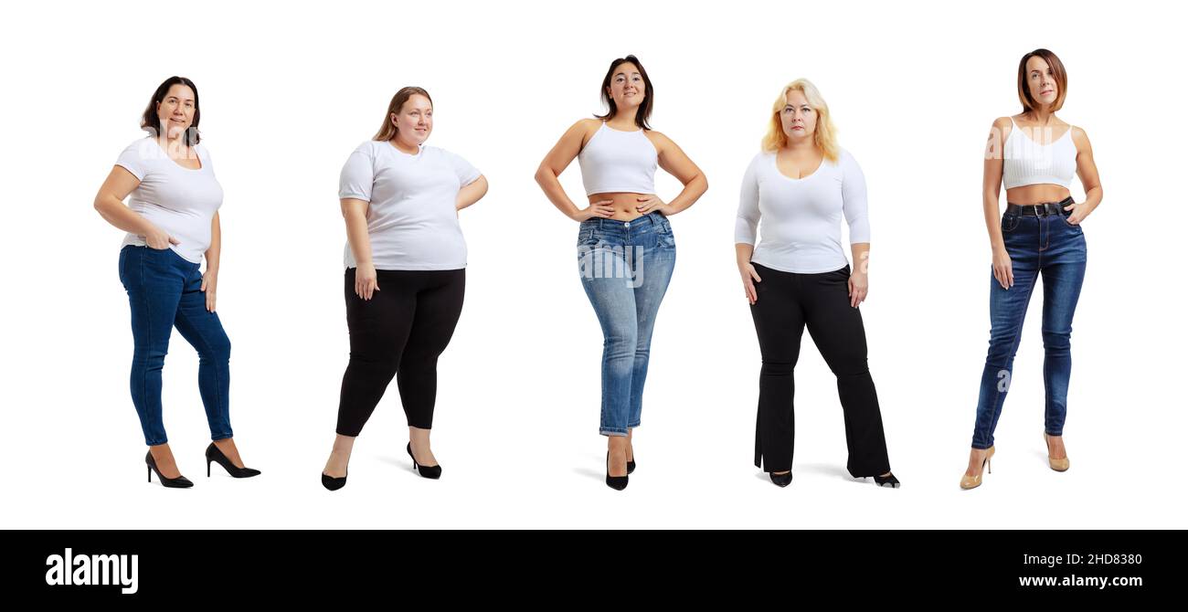 Set di ritratti a tutta lunghezza di donne di grandi dimensioni con t-shirt bianca e jeans in posa isolata su sfondo bianco studio. Concetto di corpo positivo Foto Stock