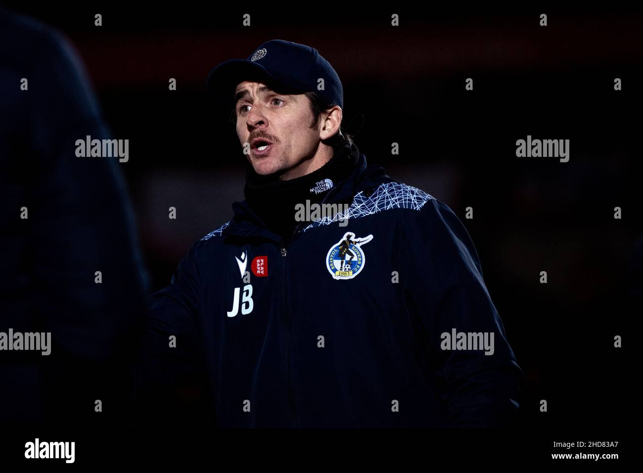 Joey Barton, manager di Bristol Rover, rimostrerà con l'arbitro dopo un incidente sul campo durante la partita EFL 2 contro Salford City. 23/11/21 Foto Stock