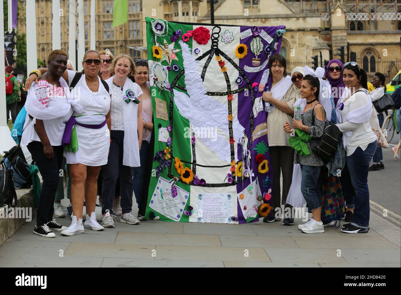 Oggi a Westminster a Londra si è svolta una grande parata in onore della votazione delle donne Foto Stock