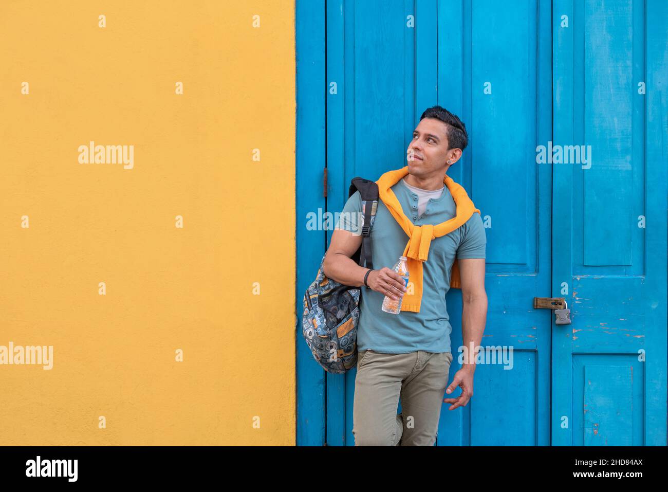 Giovani uomini ispanici con una bottiglia d'acqua, Panama Foto Stock