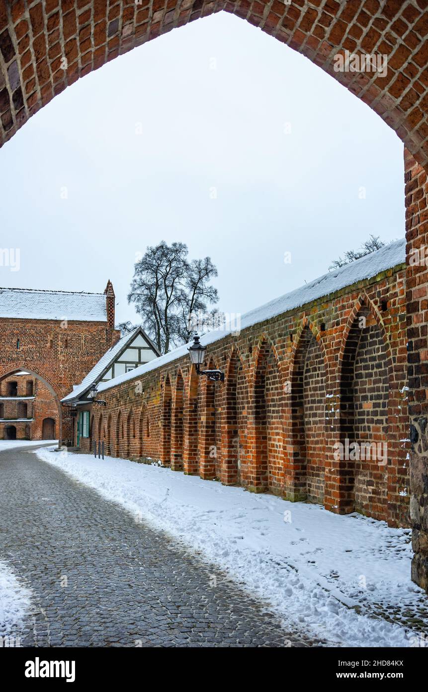 Neubrandenburg, Meclemburgo-Pomerania occidentale, Germania: Vista parziale della porta Friedland (Friedländer Tor), la porta medievale orientale della città. Foto Stock