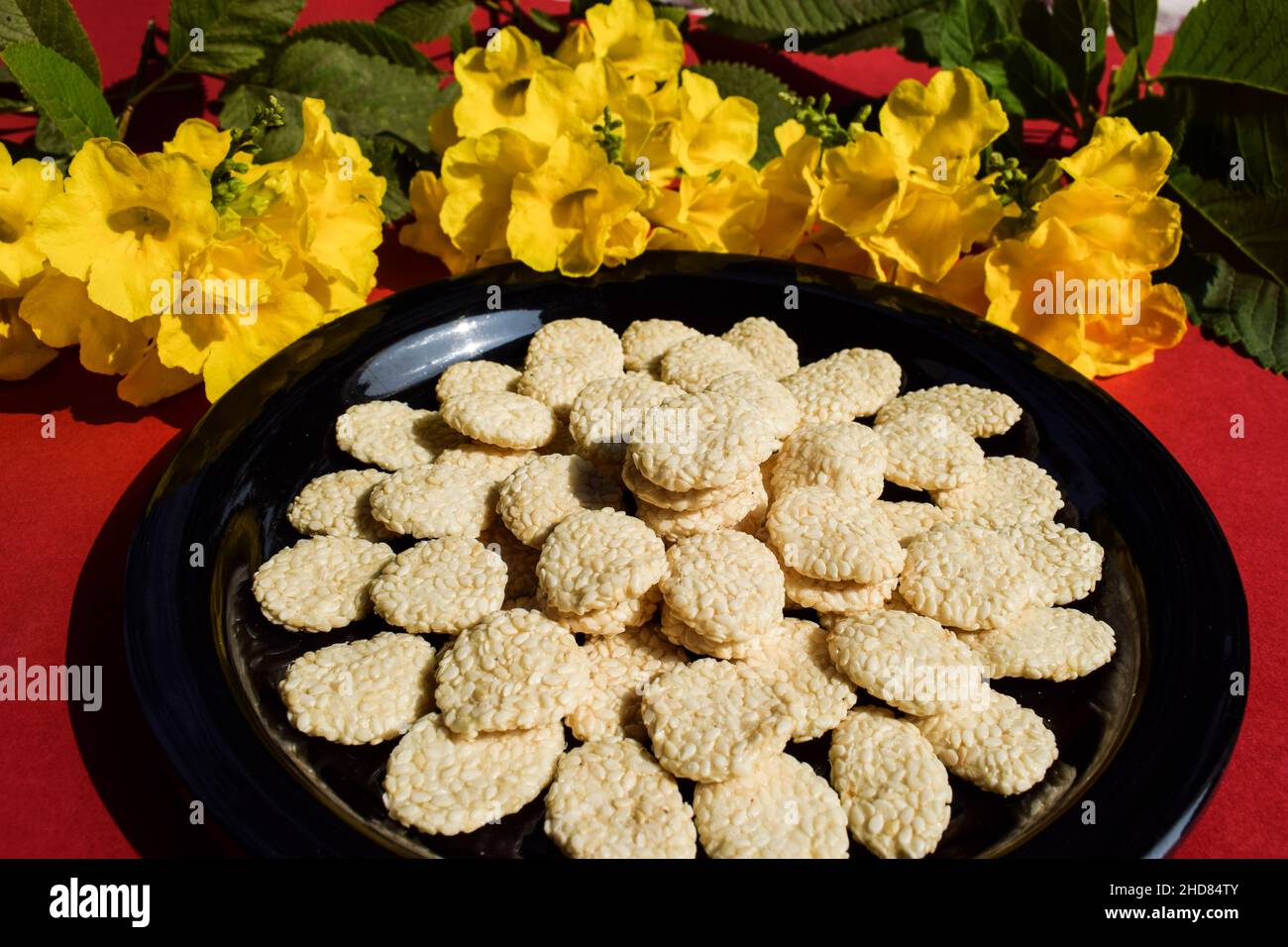 Il cibo dolce indiano Rewri anche conosciuto come rewadi o revadi è il popolare cibo indiano makar sankranti festival, fatto di jaggery o gud con semi di sesamo coati Foto Stock