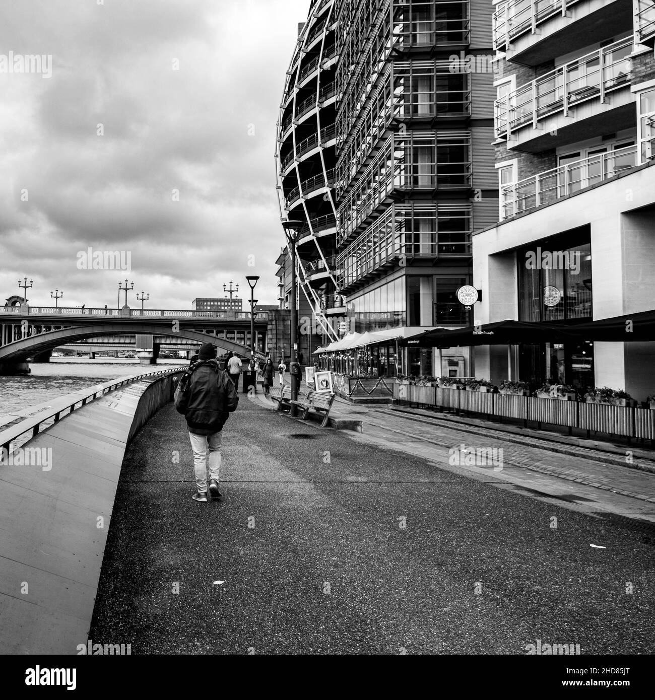 Londra Inghilterra UK Gennaio 02 2022, edifici facciata lungo Bankside Londra vicino al Tamigi sotto Un cielo nuvoloso invernale Foto Stock