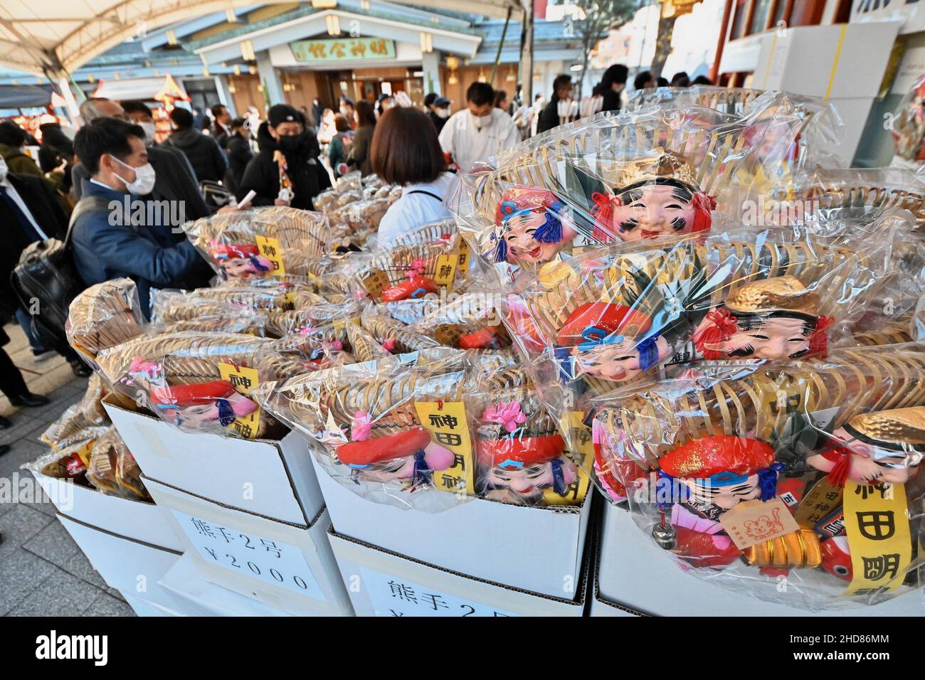 Tokyo, Giappone. 04th Jan 2022. Worshipper indossare maschere per il viso, acquistare Bamboo Rake 'Engi Kumade' al santuario di Kanda Myojin il primo giorno lavorativo del nuovo anno a Tokyo, Giappone Martedì, Gennaio 4, 2022. Foto di Keizo Mori/UPI Credit: UPI/Alamy Live News Foto Stock