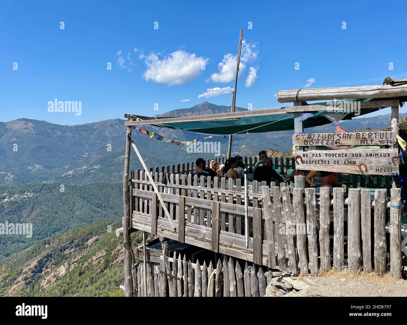 Terrazza in legno di Bergerie San Bertuli con splendida vista sulle montagne circostanti a Monacia-d'Orezza. Castagniccia, Corsica. Foto Stock