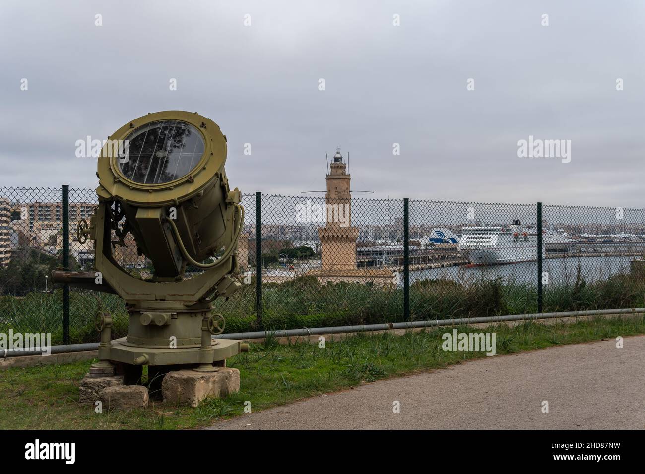 Antica illuminazione antiaerea in mostra nei giardini del museo militare del castello di San Carlos, Palma de Mallorca, Spagna Foto Stock