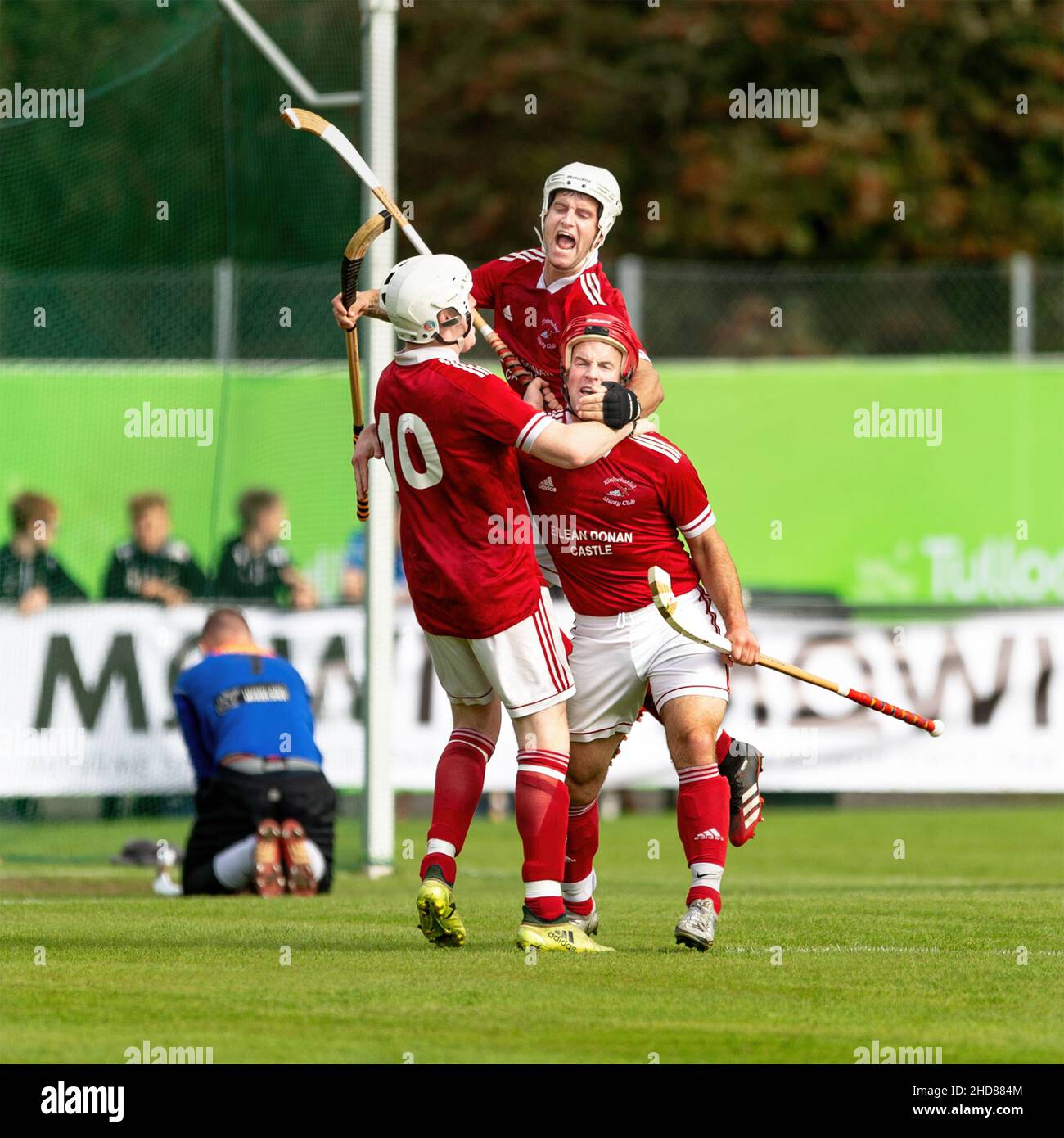 I giocatori di Kinlochshiel festeggiano uno dei 3 gol di Keith Macrae nella finale della Coppa Camanachd di Tulloch Homes. Foto Stock