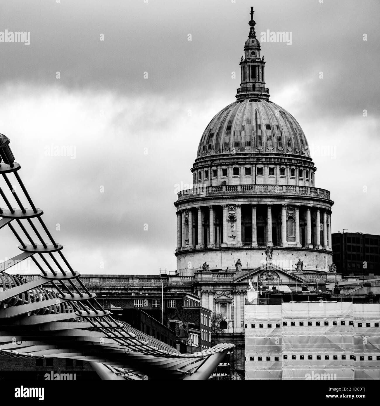 Londra Inghilterra UK Gennaio 02 2022, Cattedrale di St Pauls e Millennium Bridge Londra senza persone Foto Stock