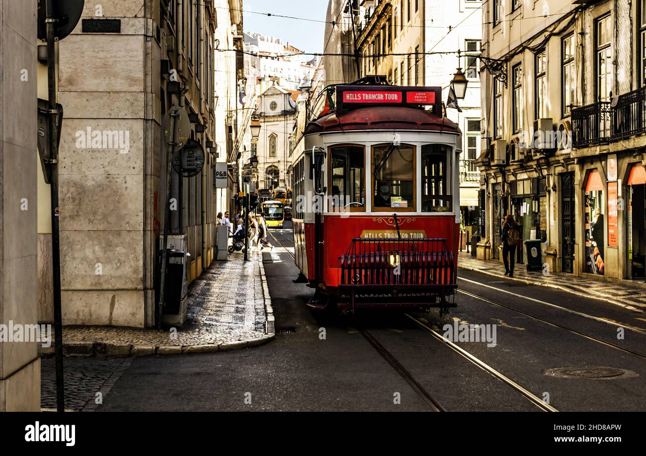 Lisboa, Portogallo, ottobre 27,2021: Baixa un vecchio e rosso vintage tram stava guidando attraverso le strade di Lisboa. Foto Stock