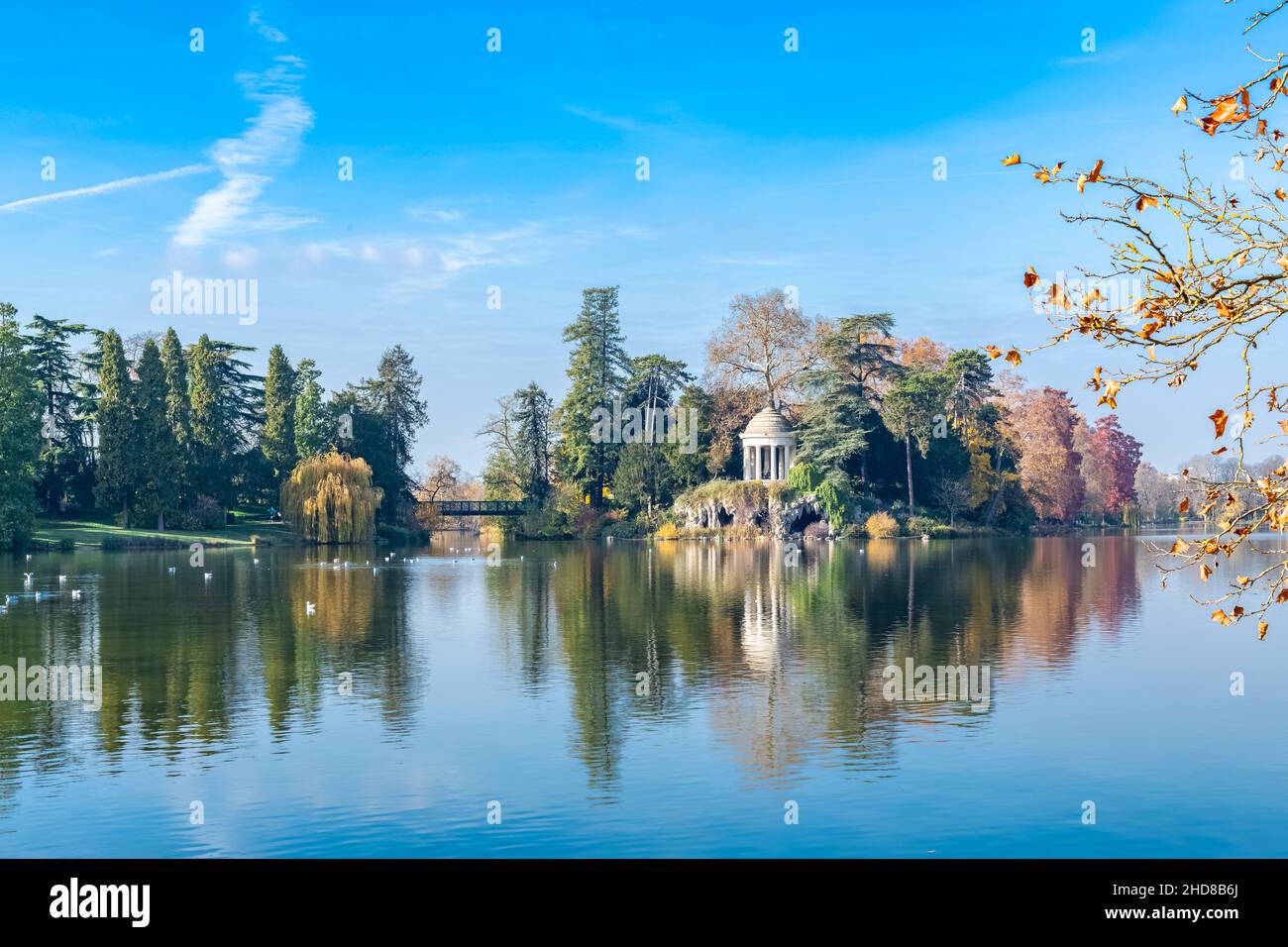 Vincennes, il tempio dell'amore e grotta artificiale sul lago Daumesnil, nel parco pubblico, in autunno Foto Stock