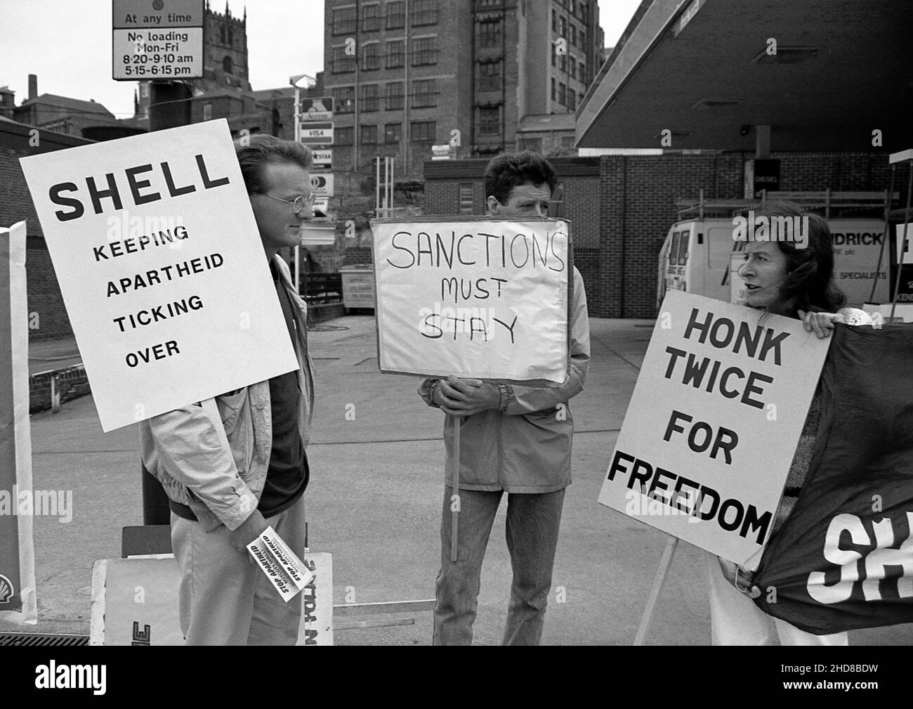 Picchetto anti-apartheid di un garage Shell che chiede agli automobilisti di boicottarlo a causa del loro coinvolgimento in Sudafrica. Nottingham, Regno Unito, maggio 1990 Foto Stock