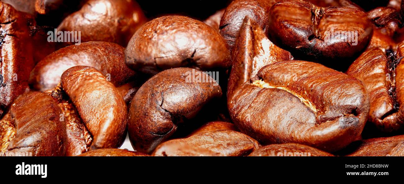 Chicchi di caffè ultra macinati e affilati, lavorati con impilamento a fuoco Foto Stock