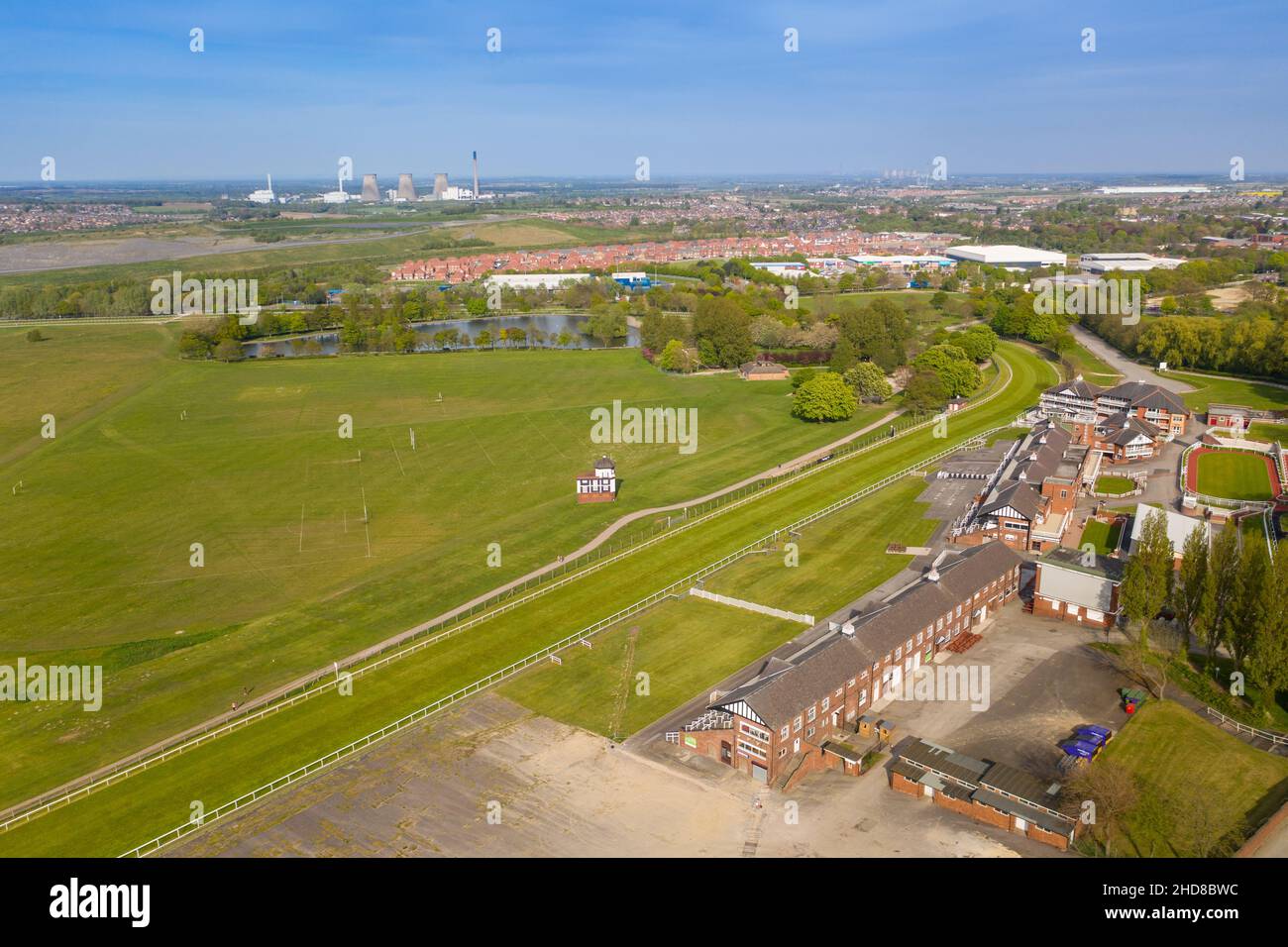 Foto aerea del circuito di Pontefract situato nella città di Pontefract nel West Yorkshire nel Regno Unito, che mostra l'edificio principale e corse di cavalli c Foto Stock
