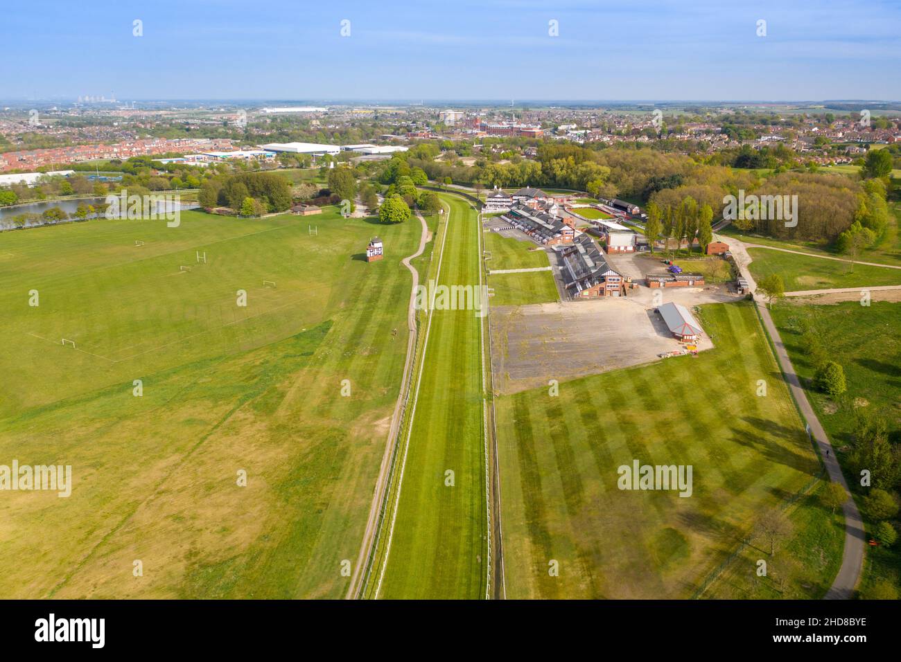 Foto aerea del circuito di Pontefract situato nella città di Pontefract nel West Yorkshire nel Regno Unito, che mostra l'edificio principale e corse di cavalli c Foto Stock