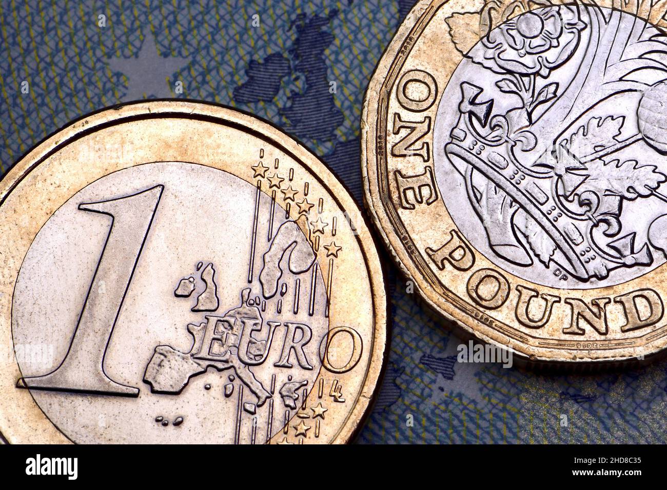 Monete da un euro e una sterlina su una banconota da un euro Foto Stock