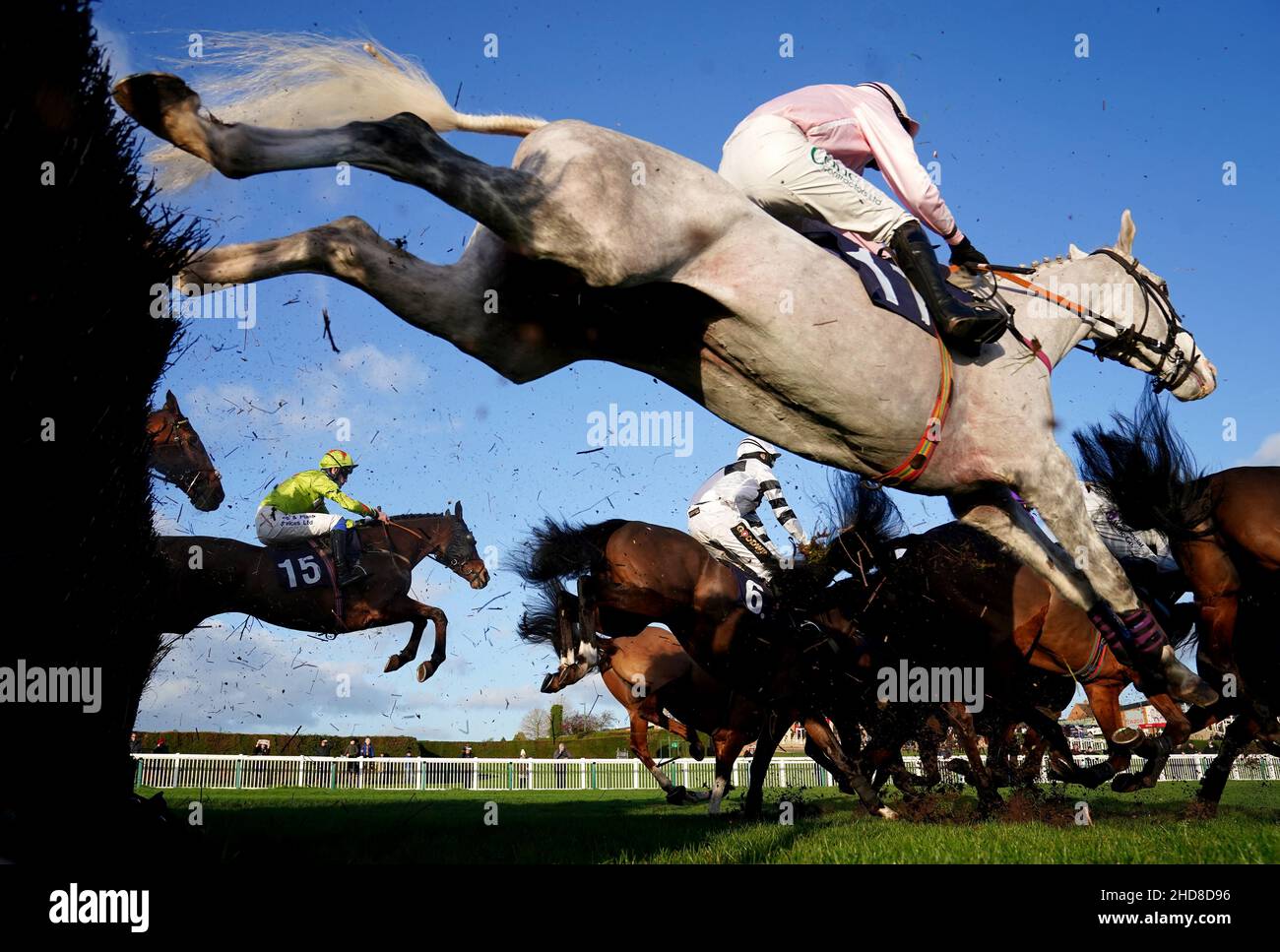 Family Pot guidato da Sean Houlihan in azione nelle giocate gratuite su attheraces.com handicap Chase all'ippodromo di Hereford. Data foto: Martedì 4 gennaio 2022. Foto Stock