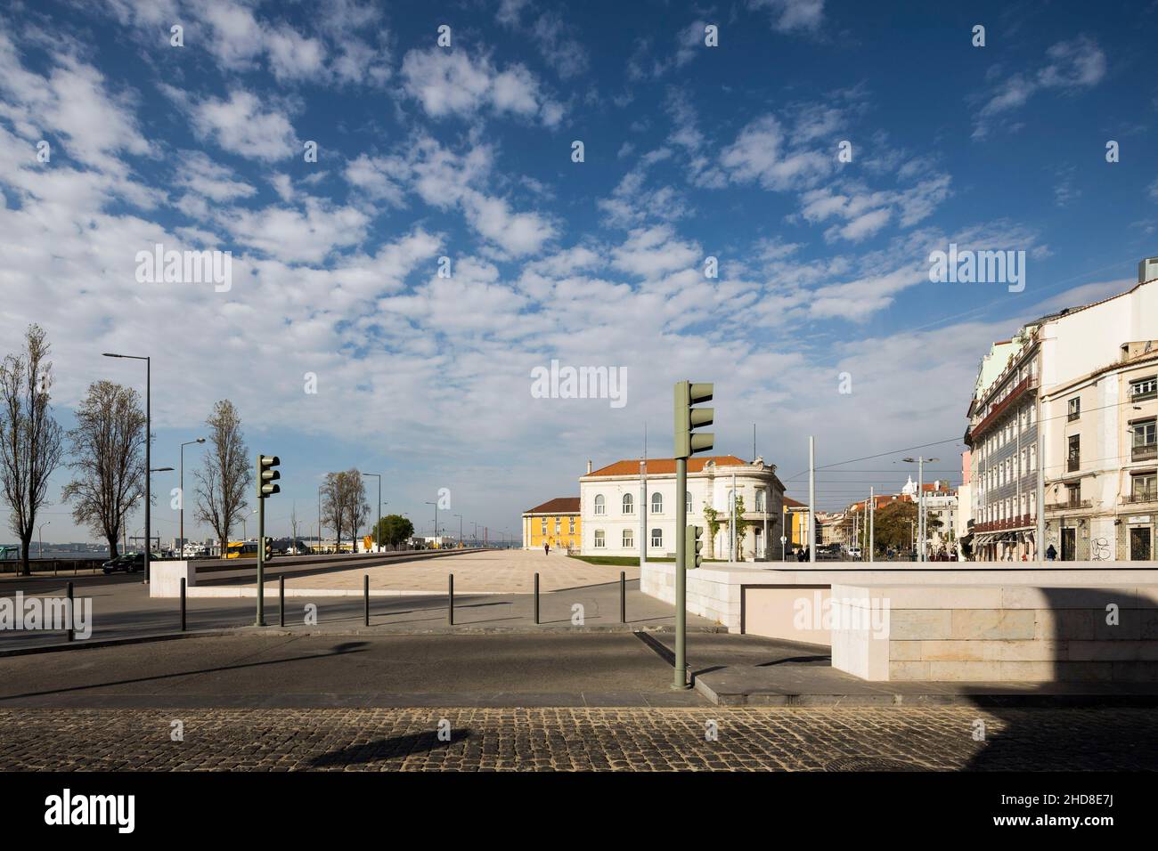 Strada, piazza e paesaggio urbano oltre. Campo das Cebolas - Portas do Mar, Lisbona, Portogallo. Architetto: carrilho da graja arquitectos, 2018. Foto Stock