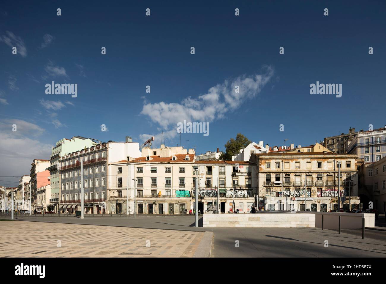 Strada, piazza e paesaggio urbano oltre. Campo das Cebolas - Portas do Mar, Lisbona, Portogallo. Architetto: carrilho da graja arquitectos, 2018. Foto Stock