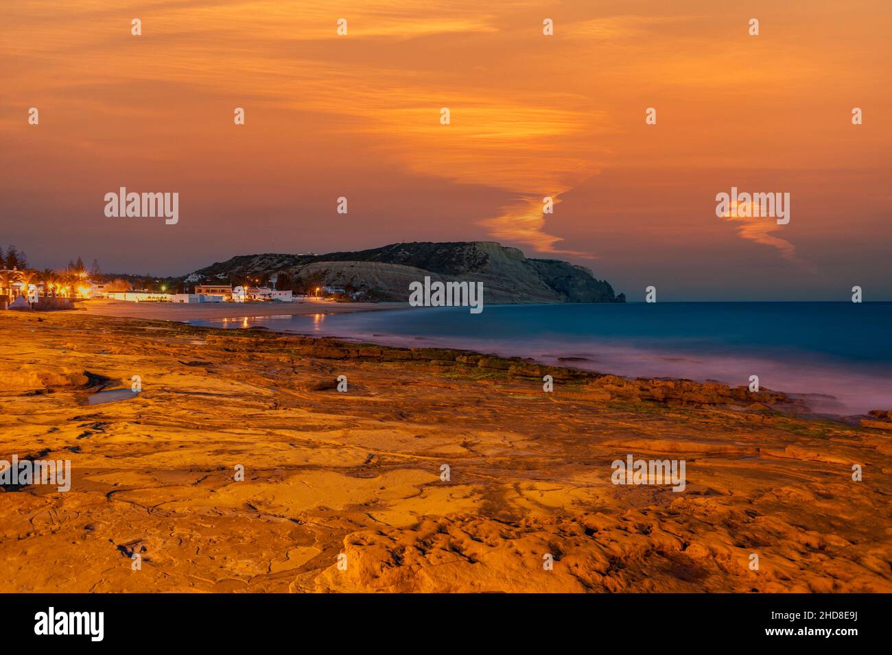 Costa rocciosa al largo di Praia da Luz, Algarve, Portogallo, Europa Foto Stock
