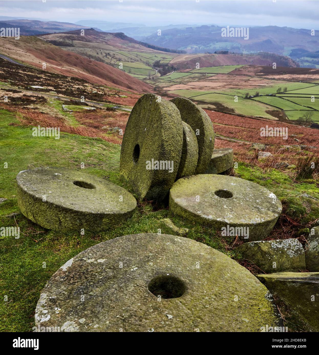 Millstones sotto Stanage Edge nel Derbyshire Peak District Regno Unito guardando verso la Derwent Valley Foto Stock
