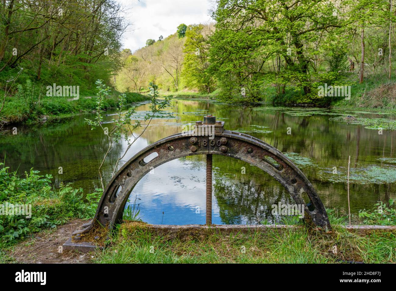 Vecchio cancello di sluice sulle piscine di trote del fiume Bradford a Bradford Dale nel Derbyshire Peak DistrictUK sotto il villaggio di Youlgrave Foto Stock